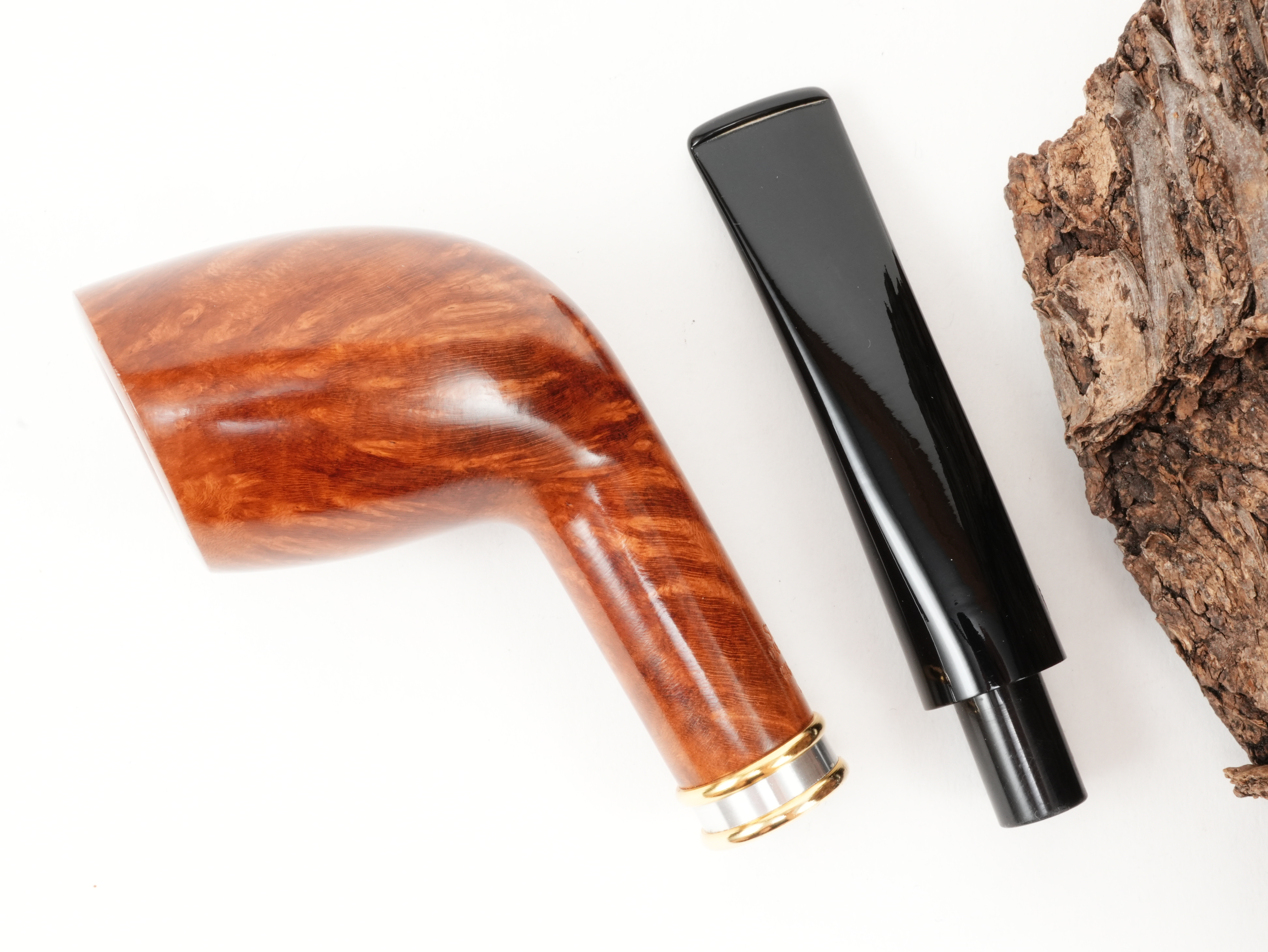 Draufsicht auf die zerlegte Stanwell H.C. Andersen Light 1 mit getrenntem hellem Bruyèrekopf und kurzem Acrylmundstück