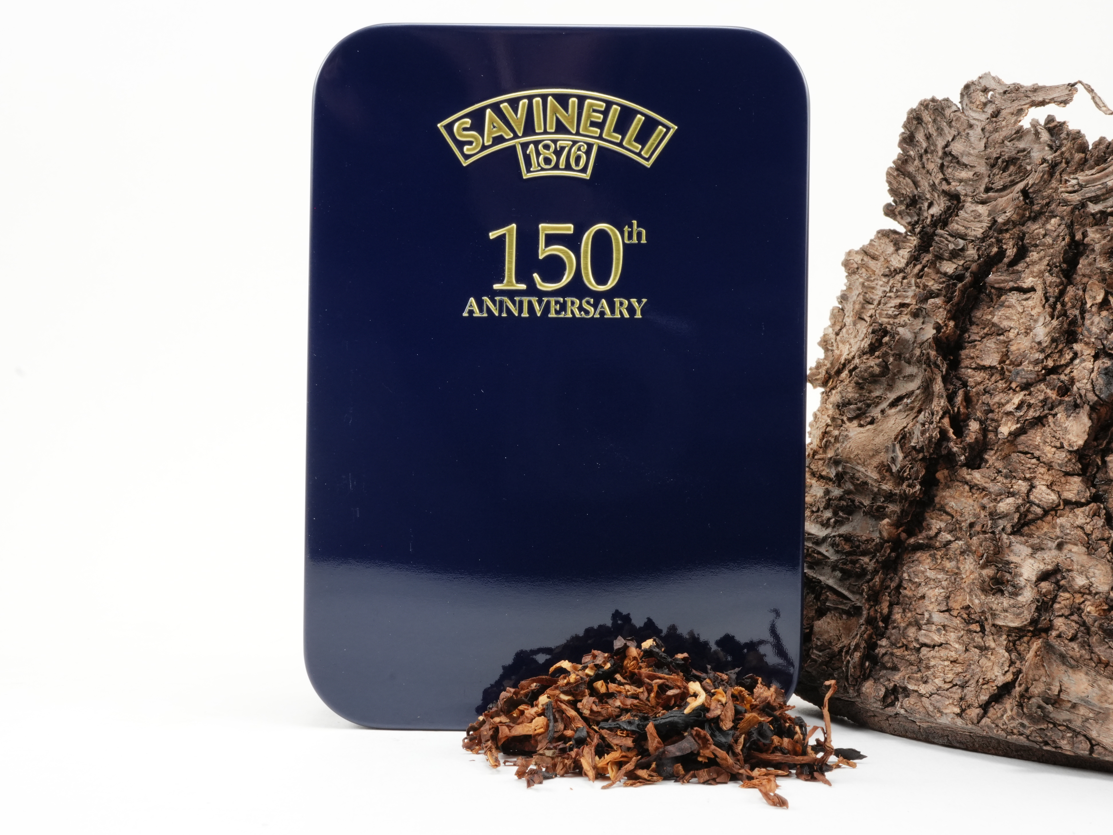 Savinelli 150th Anniversary Tabakdose im Hintergrund mit präsentiertem dänisch-aromatischem Tabak-Blend im Vordergrund