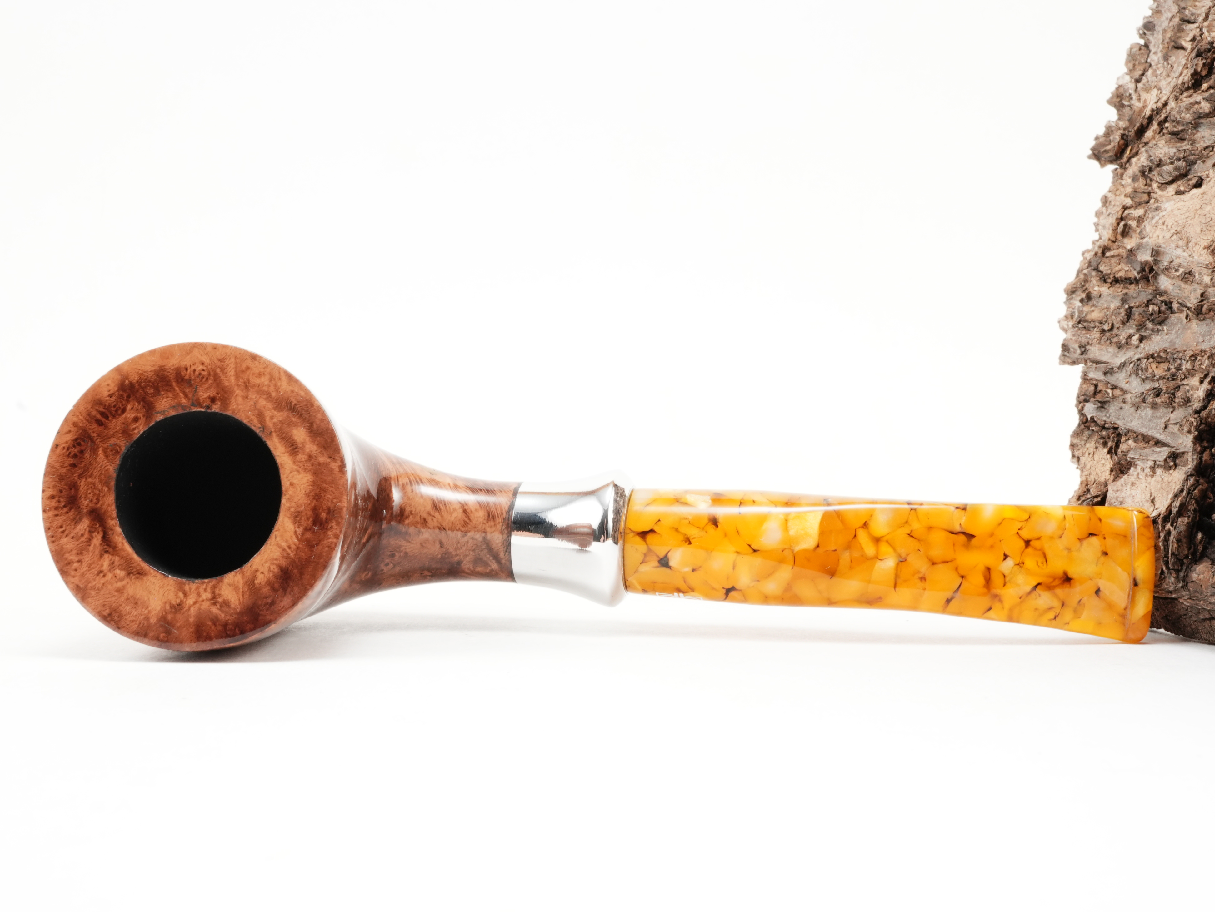Flache Draufsicht auf die liegende db Design Berlin Baltic Amber II 035 Pfeife mit Blick auf den leicht trichterförmigen Dublin-Pfeifenkopf