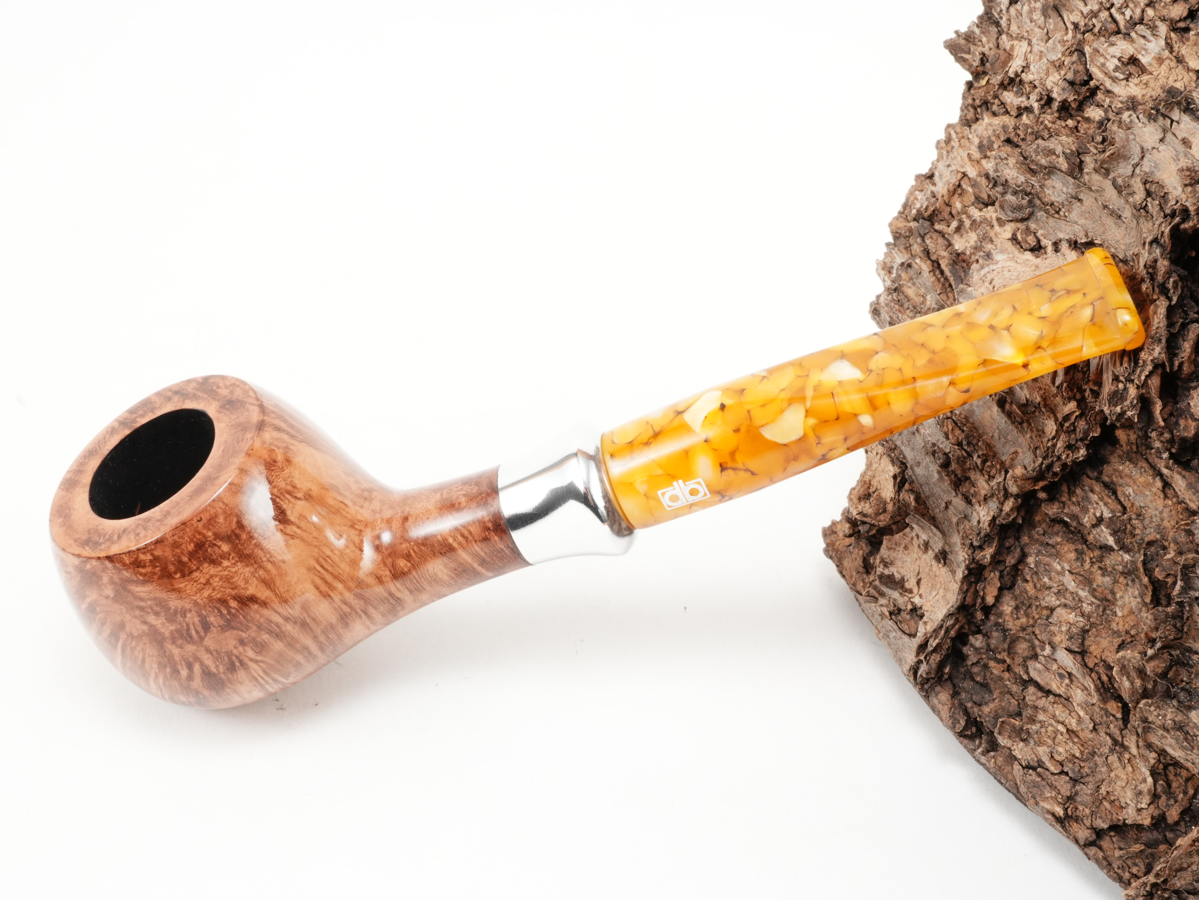 Hellbraun polierte db Design Berlin Baltic Amber II 034 Pfeife Prince mit trichterförmigem Metallring und bernsteinfarbenem Acrylmundstück – Titelbild schräg von oben