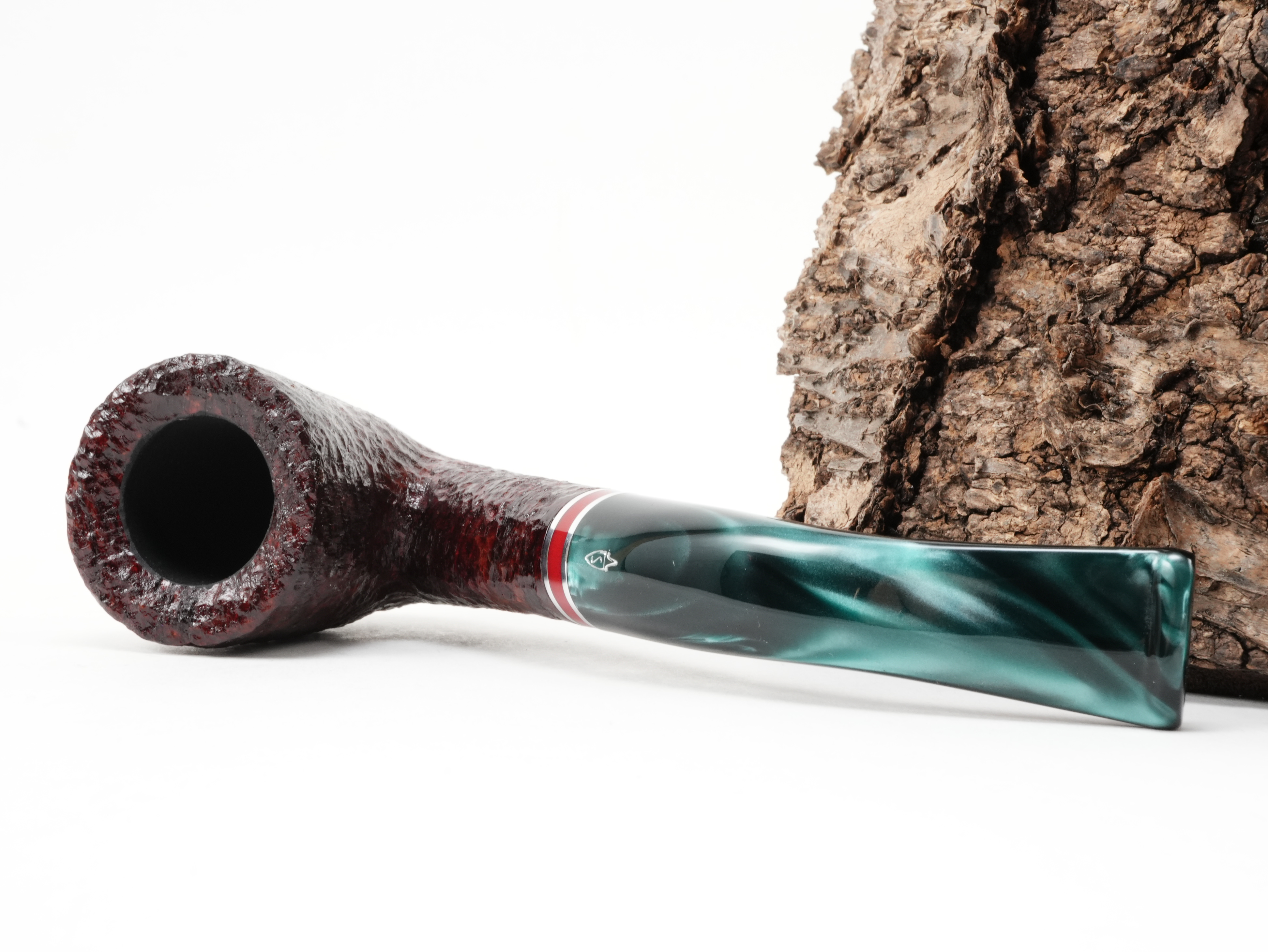 Savinelli Saint Nicholas 2026 611 KS Bent Dublin Pfeife liegend von schräg hinten mit Savinelli-Logo am Mundstück