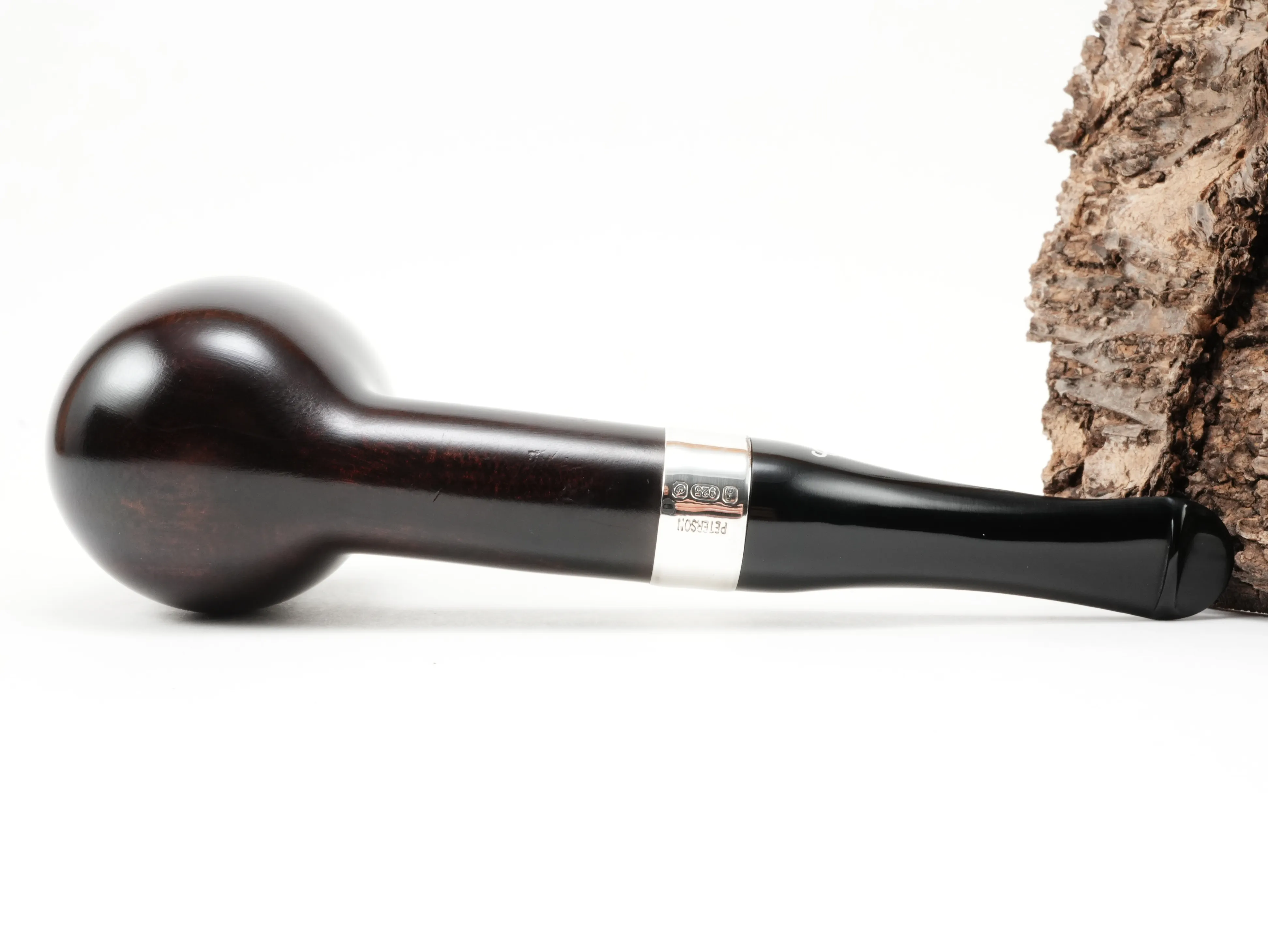 Unterseite der Peterson House Pipe Billiard Heritage Pfeife mit Stempelung Peterson's Handmade und Dublin Silver Hallmarks auf dem Silberring