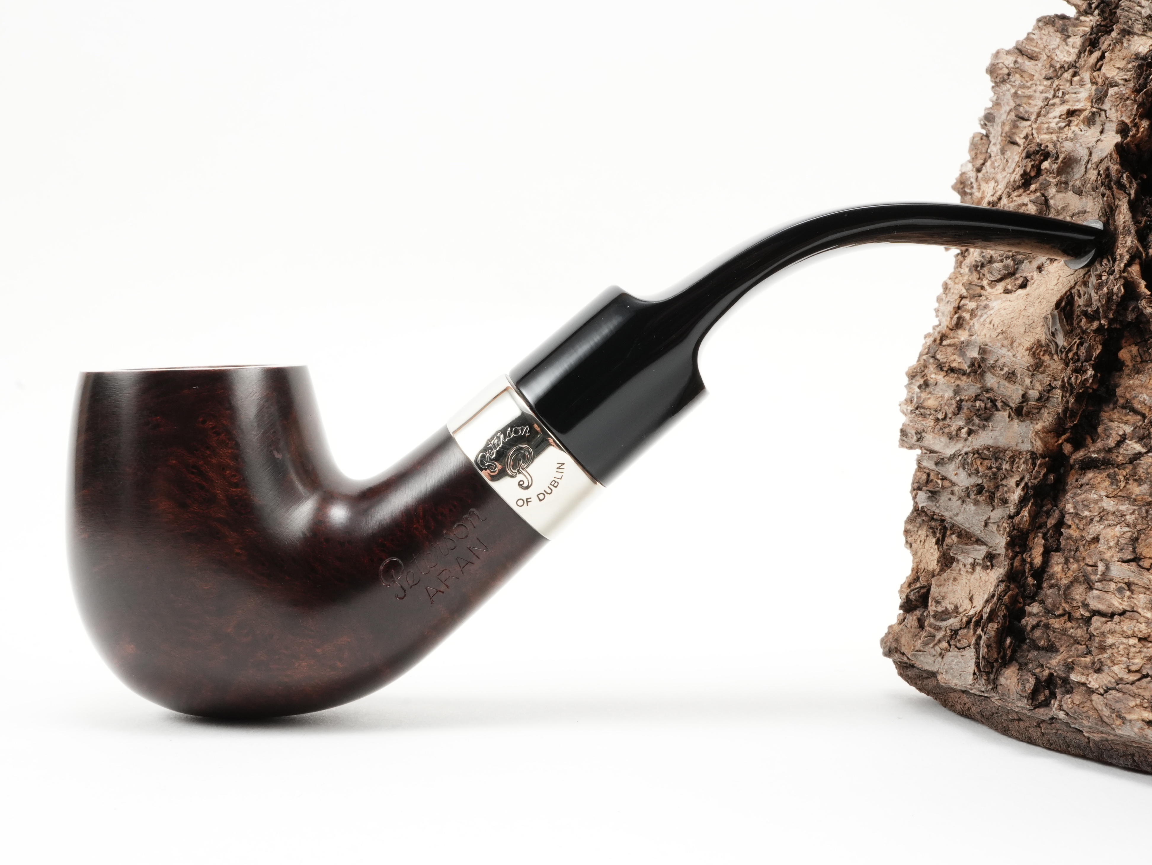 Seitenansicht der gebogenen Peterson Aran XL90 Nickel Classic-Pfeife mit Peterson Aran Holm-Stempelung und graviertem Nickelring