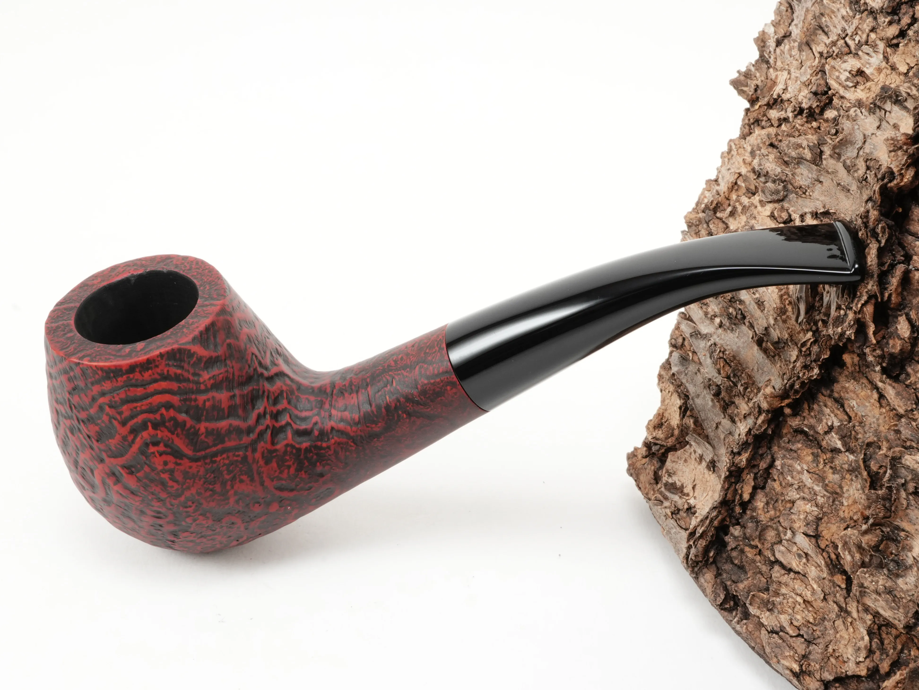 Rote Vauen SAVANNA 5761 Half-Bent-Classic-Pfeife mit sandgestrahlter Oberfläche und schwarzem Acrylmundstück – Titelbild schräg von oben