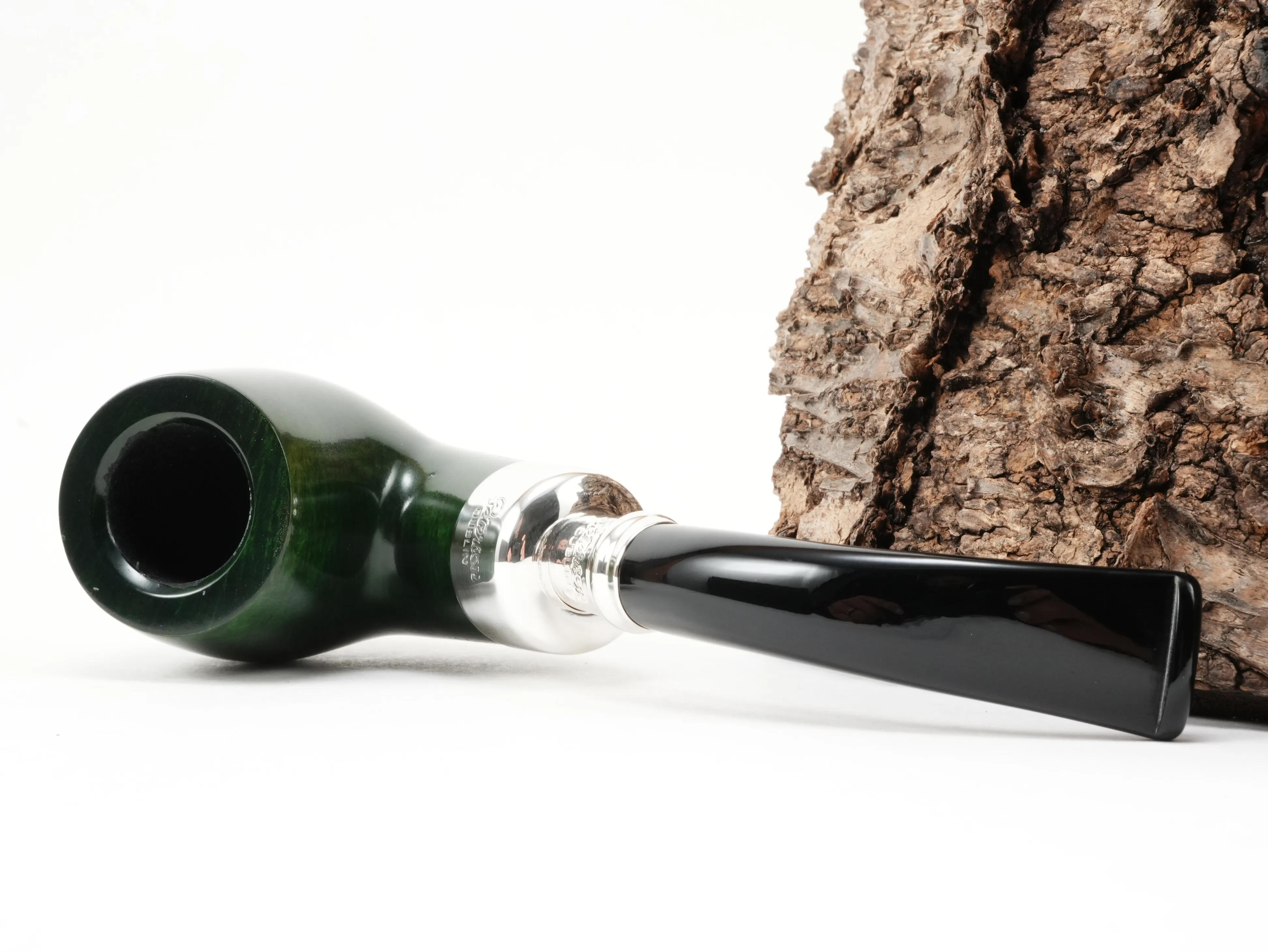 Peterson Spigot Green XL90 Bent Classic Pfeife liegend von schräg hinten mit Fokus auf die feine Spigot-Silberverbindung am Holm