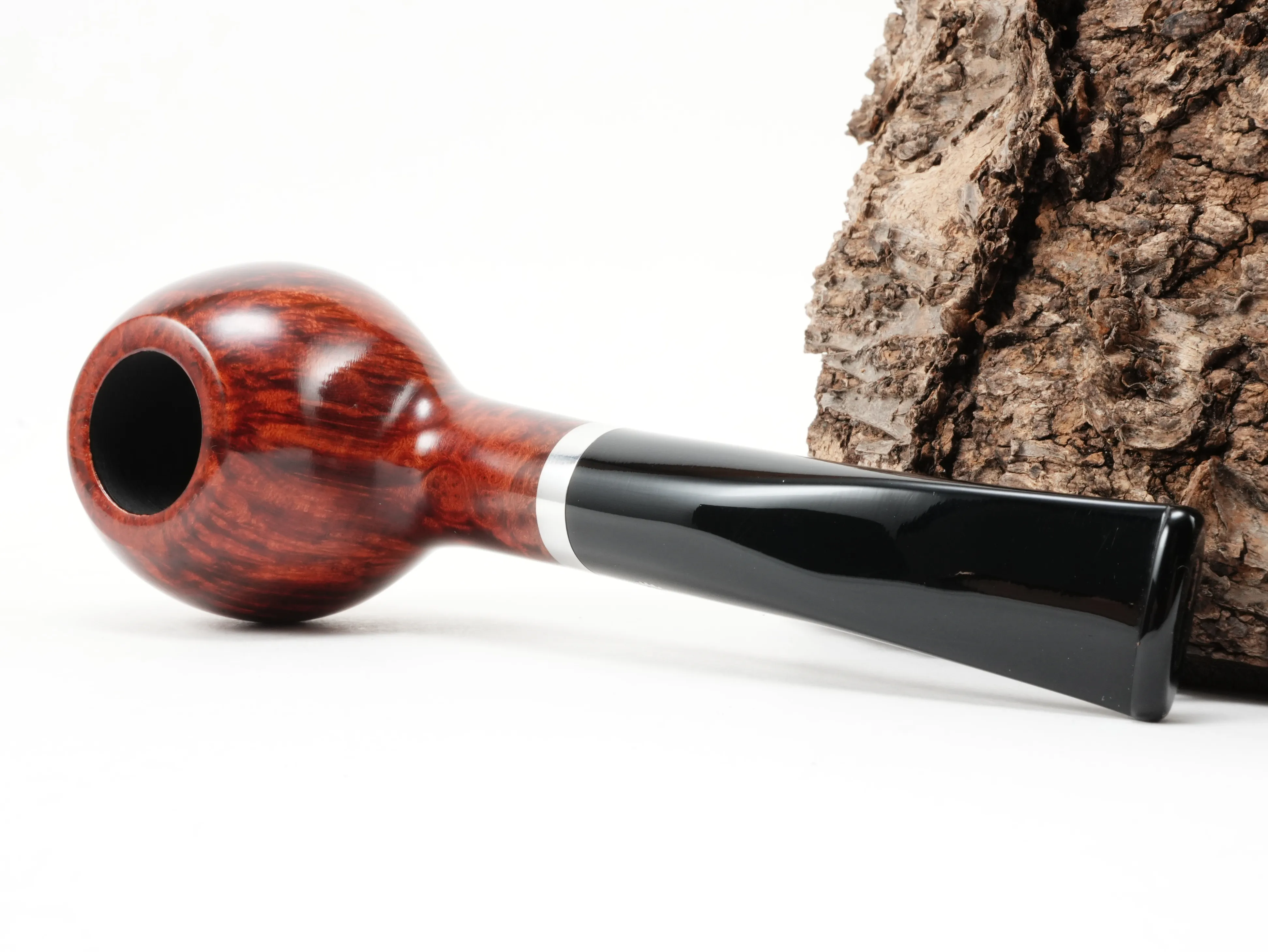 Stanwell København Terracotta 109 Half-Bent Brandy Pfeife liegend von schräg hinten mit Blick auf den Aluminiumring am Holm