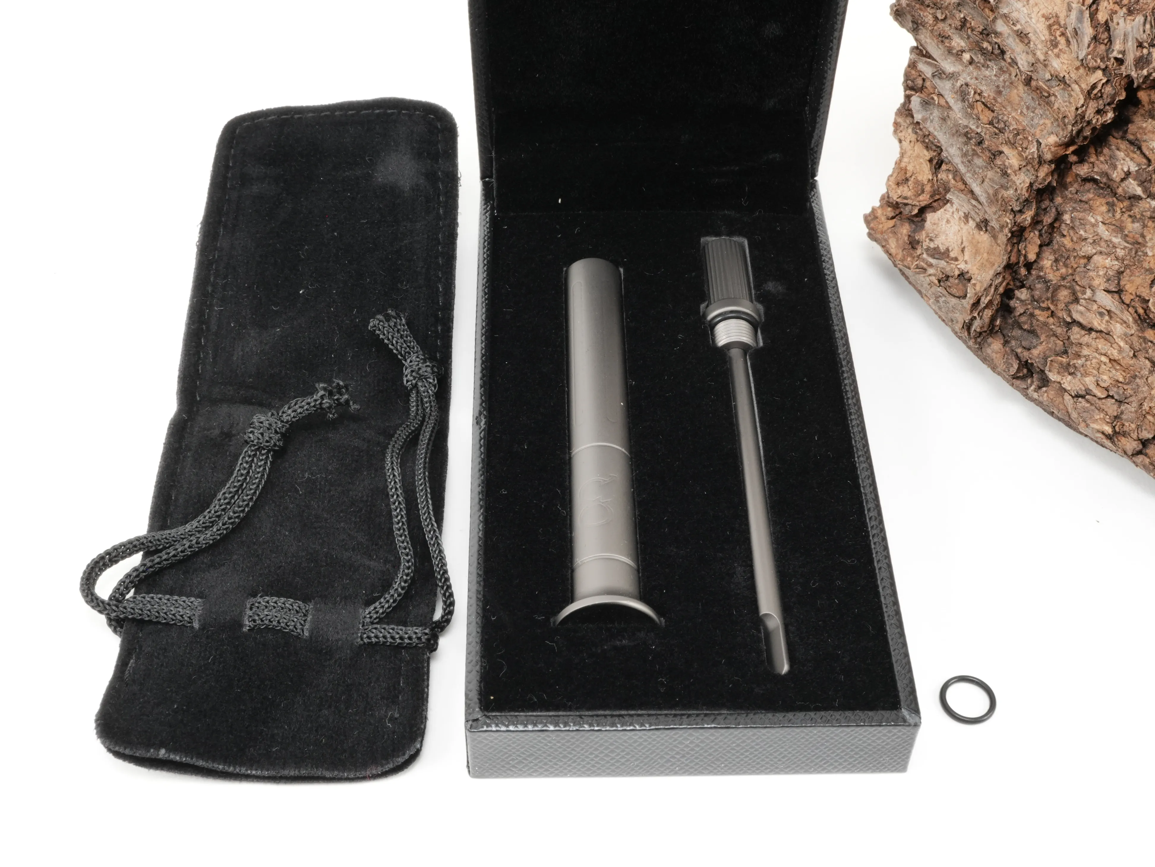 Geöffnete schwarze Sisuman Geschenkbox mit dem Pfeifenstopfer Ralf Gun und Stoffbeutel