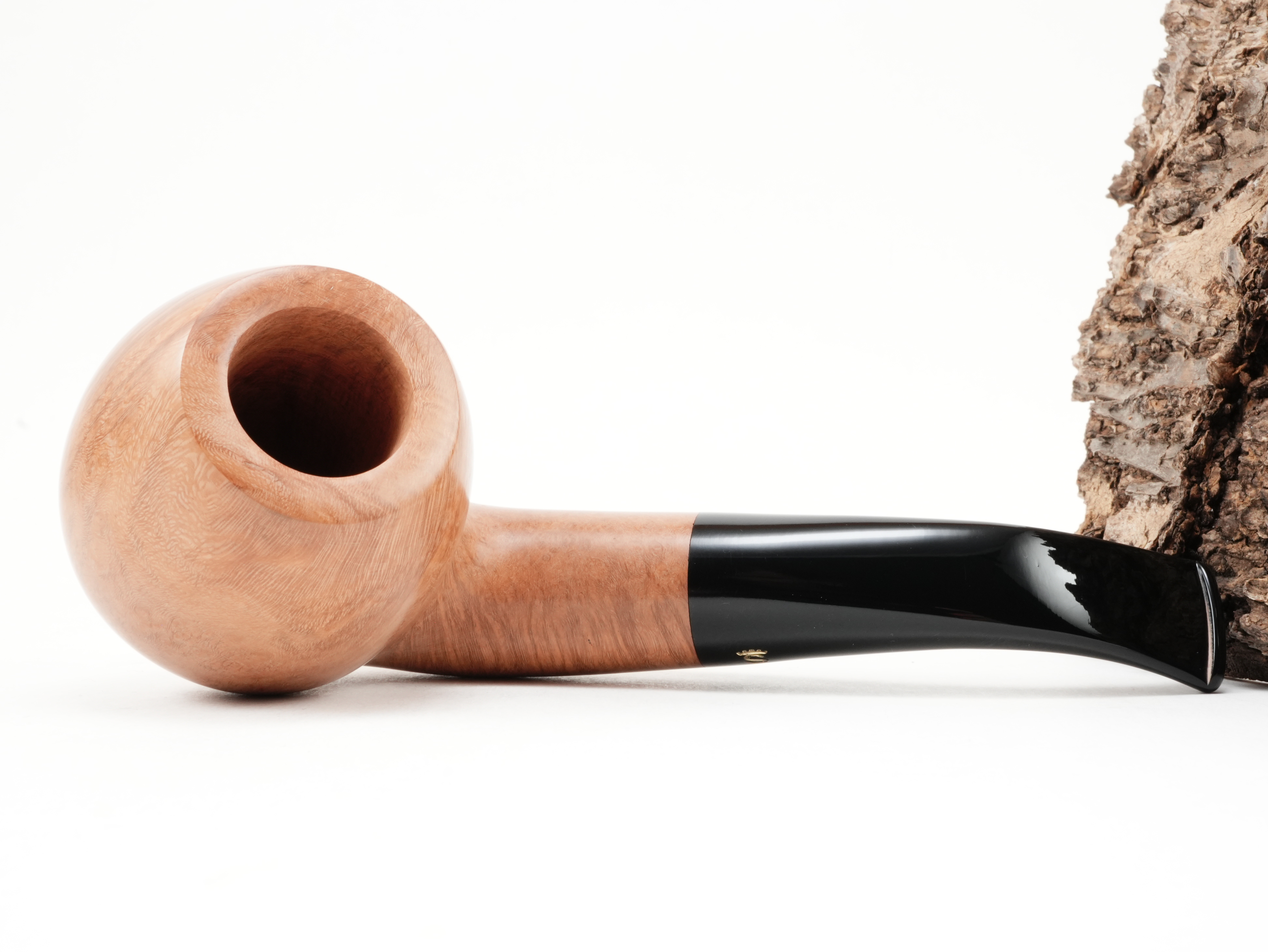 Flache Draufsicht auf die liegende Stanwell Authentic Natural 185 mit natürlicher Bruyère-Maserung