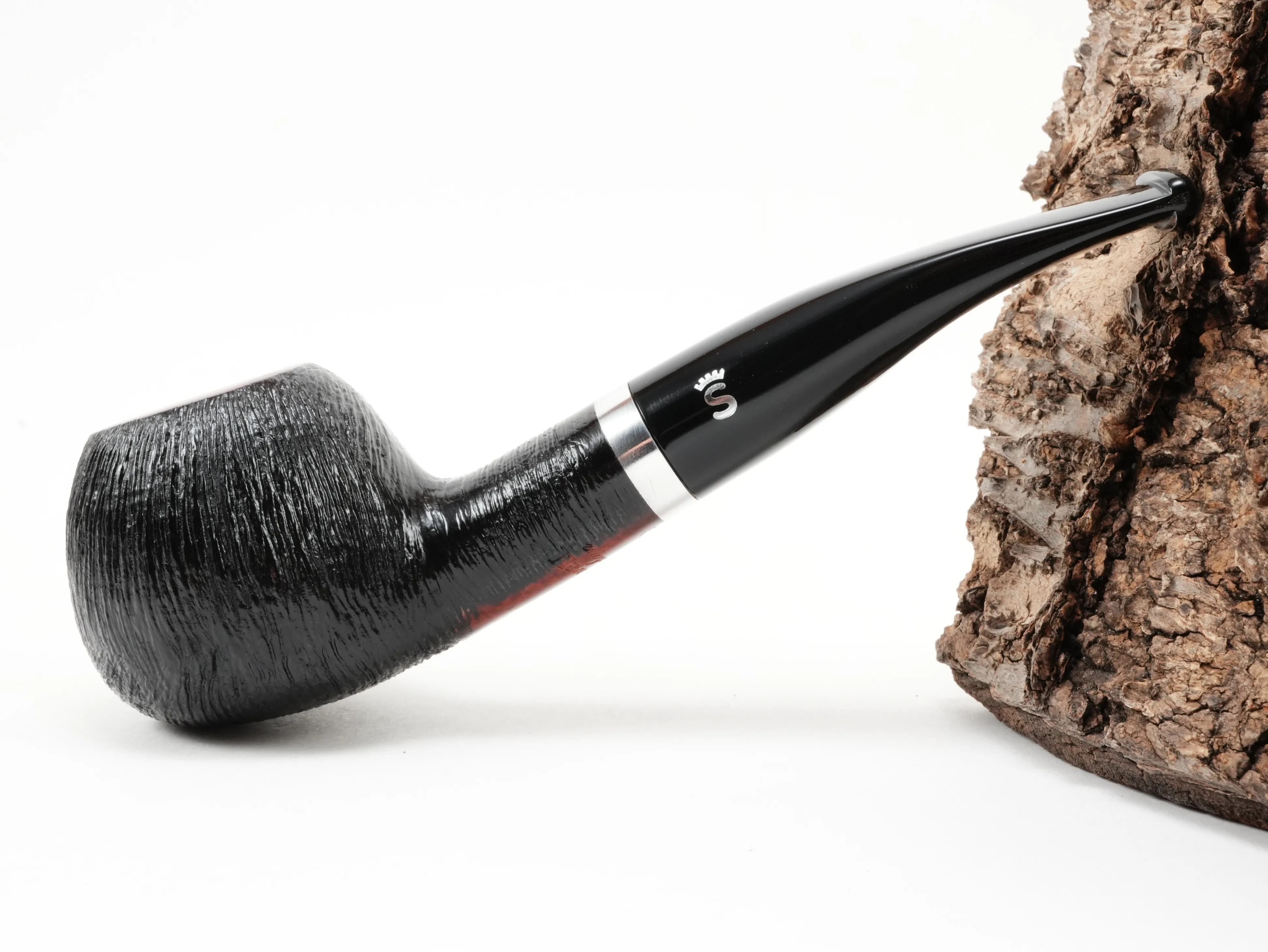 Seitenansicht der leicht gebogenen Stanwell København Brushed 109 Brandy-Pfeife mit schwarzer gebürsteter Rustizierung und silbernem Ring