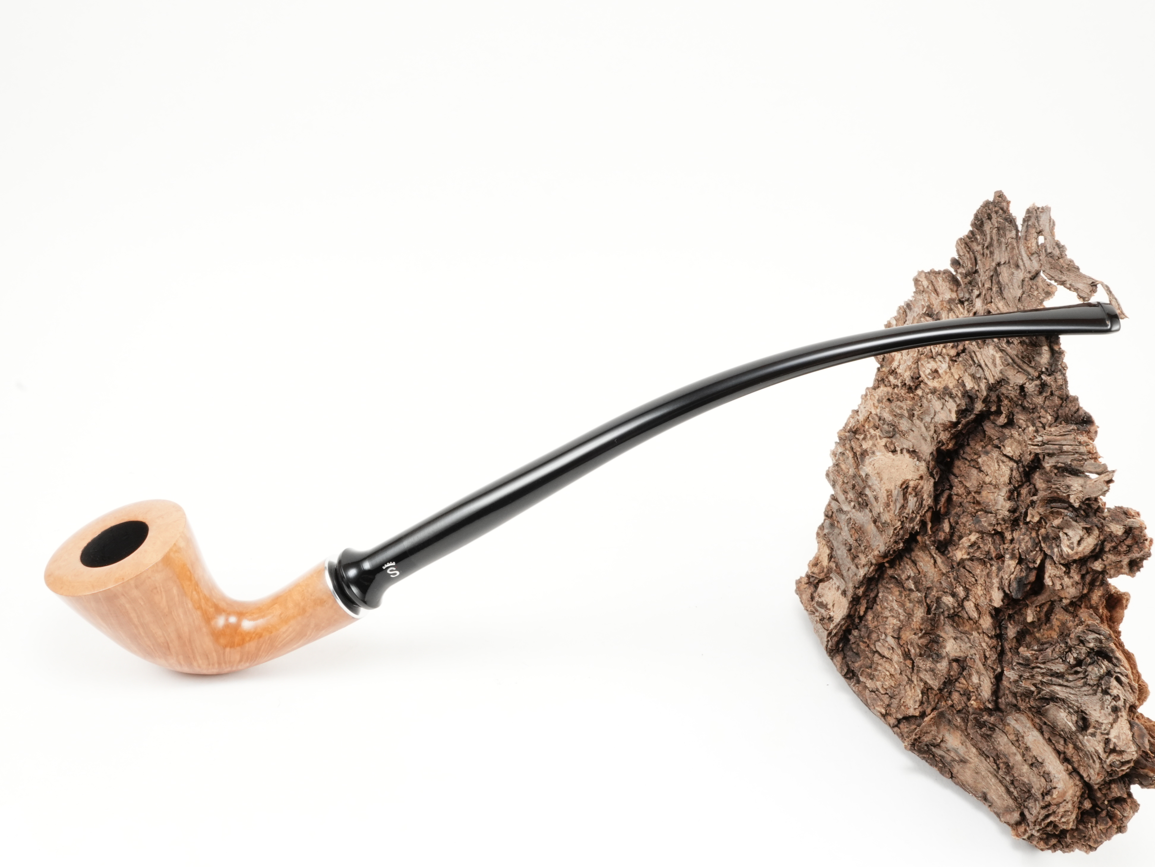 Stanwell H.C. Andersen Flawless 6 Lesepfeife aus hellem Holz mit langem Ebonitmundstück – Titelbild schräg von oben