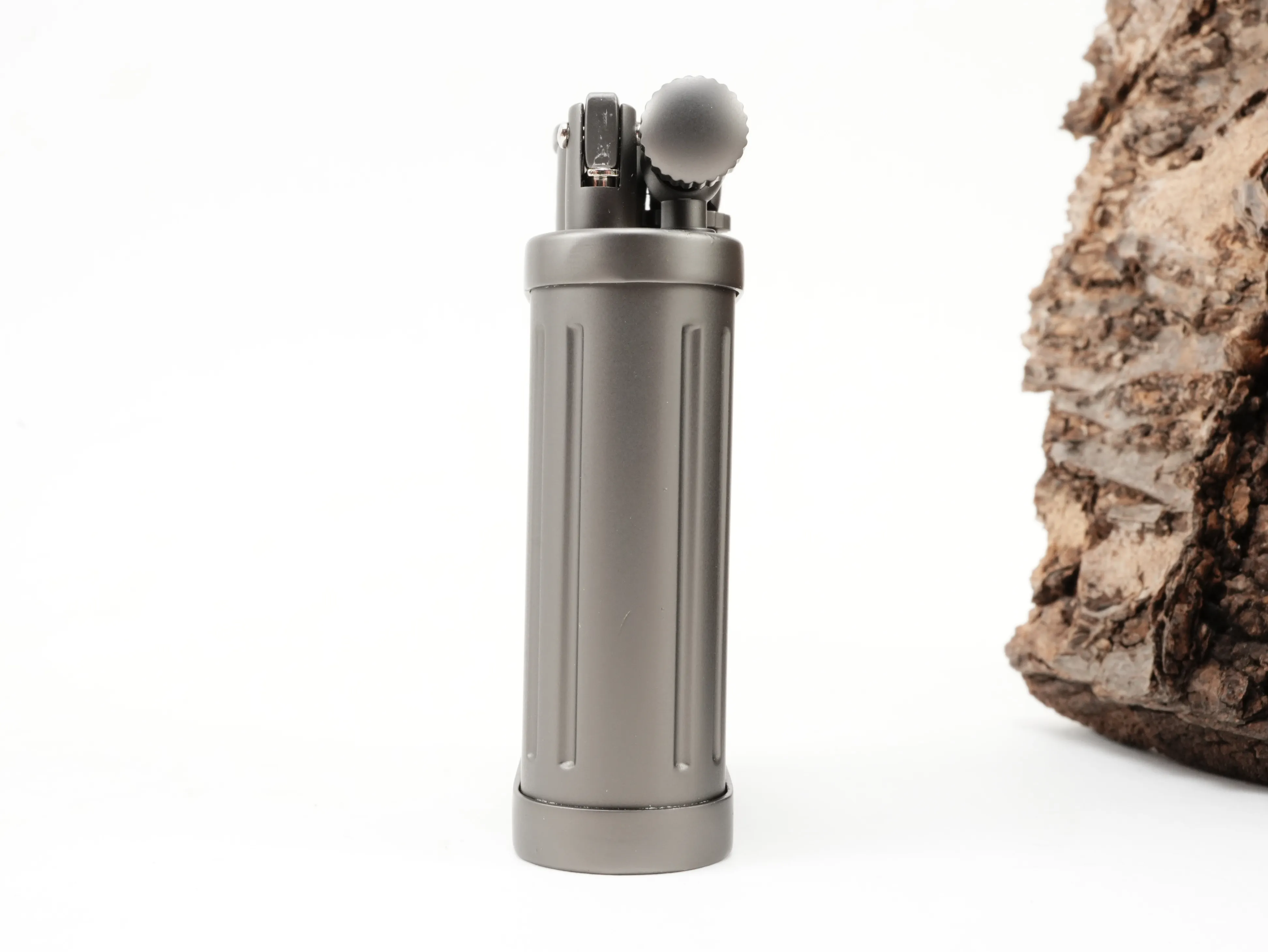 Profilansicht des Sisuman Soft Flame Gasfeuerzeugs Gun Metal mit Blick auf das Zündrad