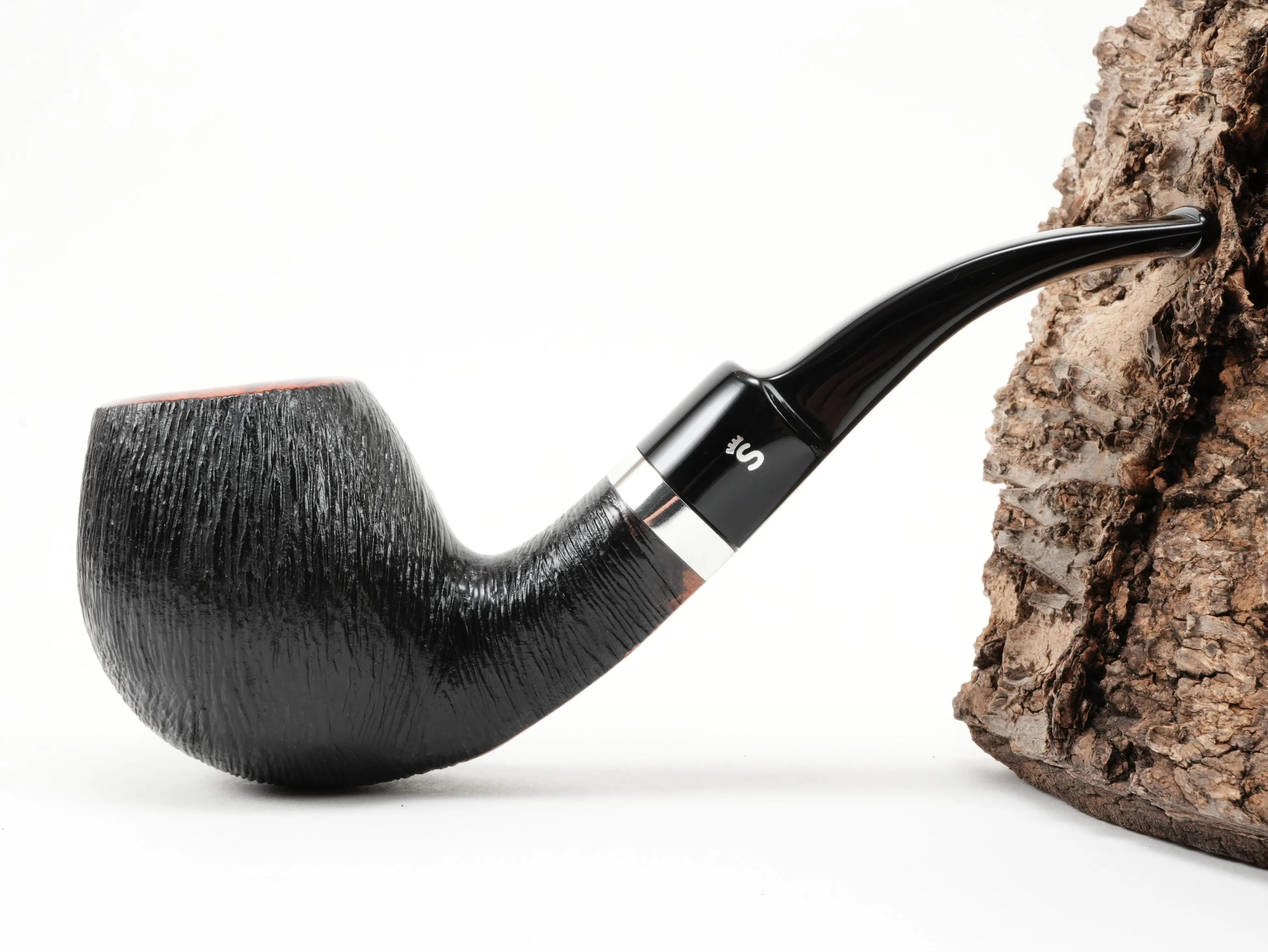 Seitenansicht der gebogenen Stanwell København Brushed 232 Freestyle-Pfeife mit schwarzer gebürsteter Rustizierung und silbernem Ring