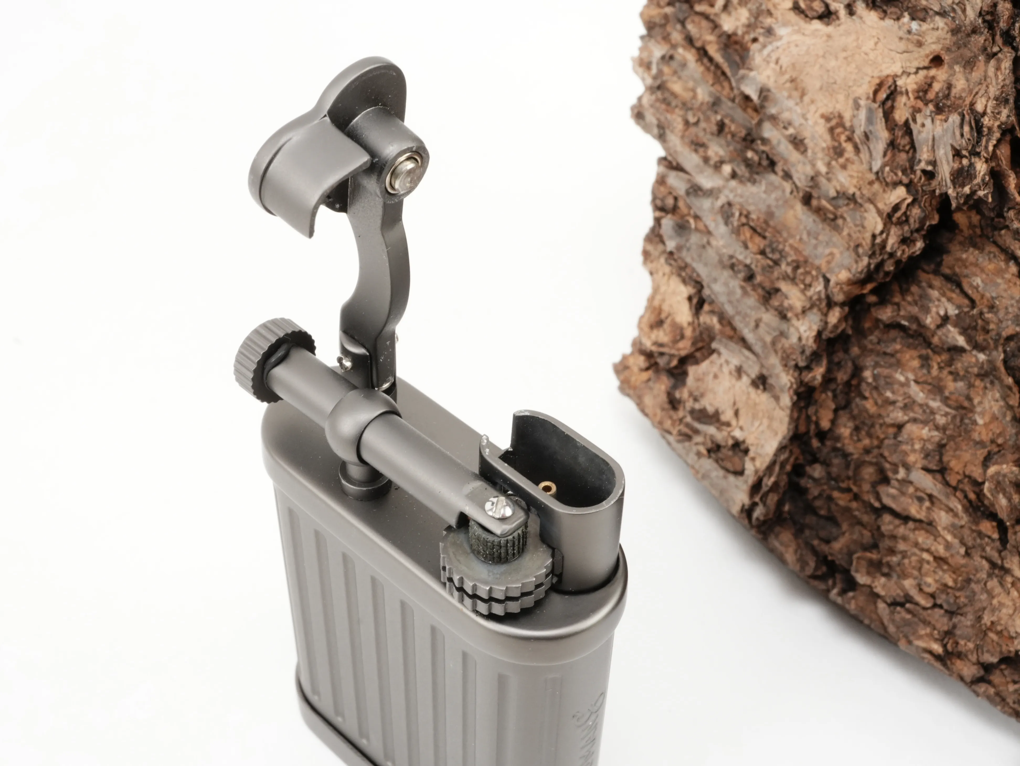 Geöffnetes Sisuman Soft Flame Gasfeuerzeug Gun Metal mit Blick auf die Düse, das Zündrad und den Klappmechanismus