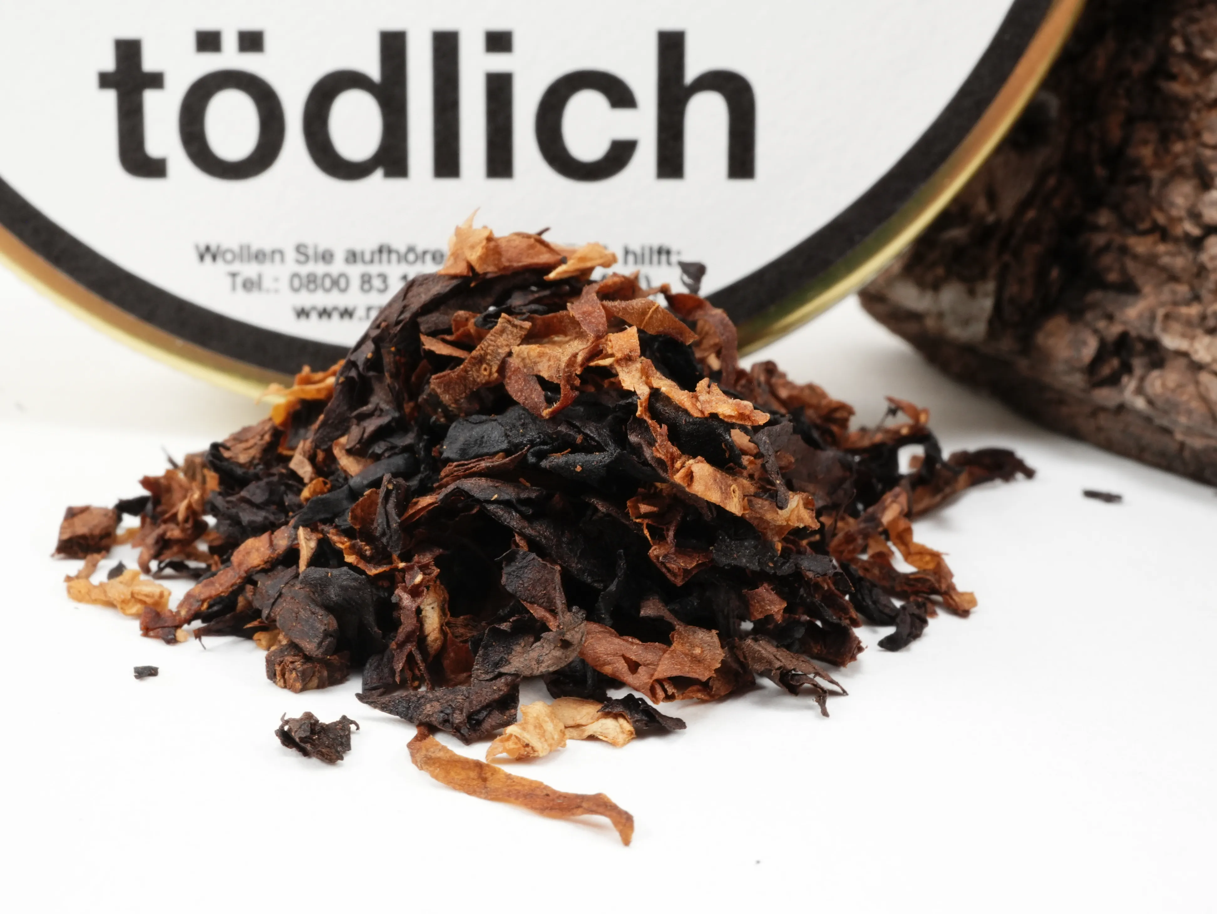 Nahaufnahme der Tabakmischung des Vauen Auenland Signature Edition mit sichtbarem Black Cavendish, Virginia Flake und Burley Cube Cuts