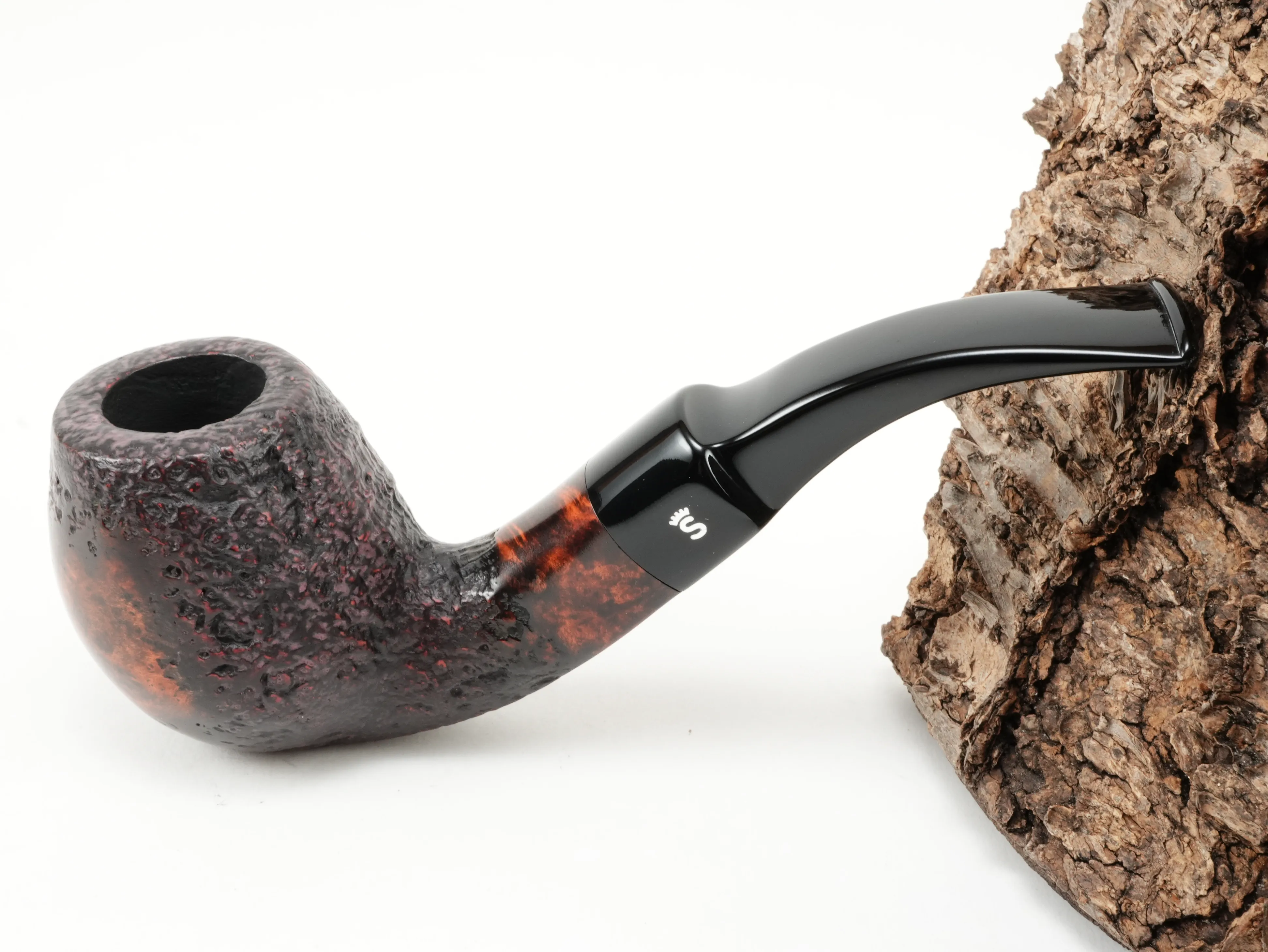 Teilsandgestrahlte Stanwell Vario 232 Pfeife Bent Freestyle mit schwarzem Acrylmundstück und Stanwell-Logo – Titelbild schräg von oben