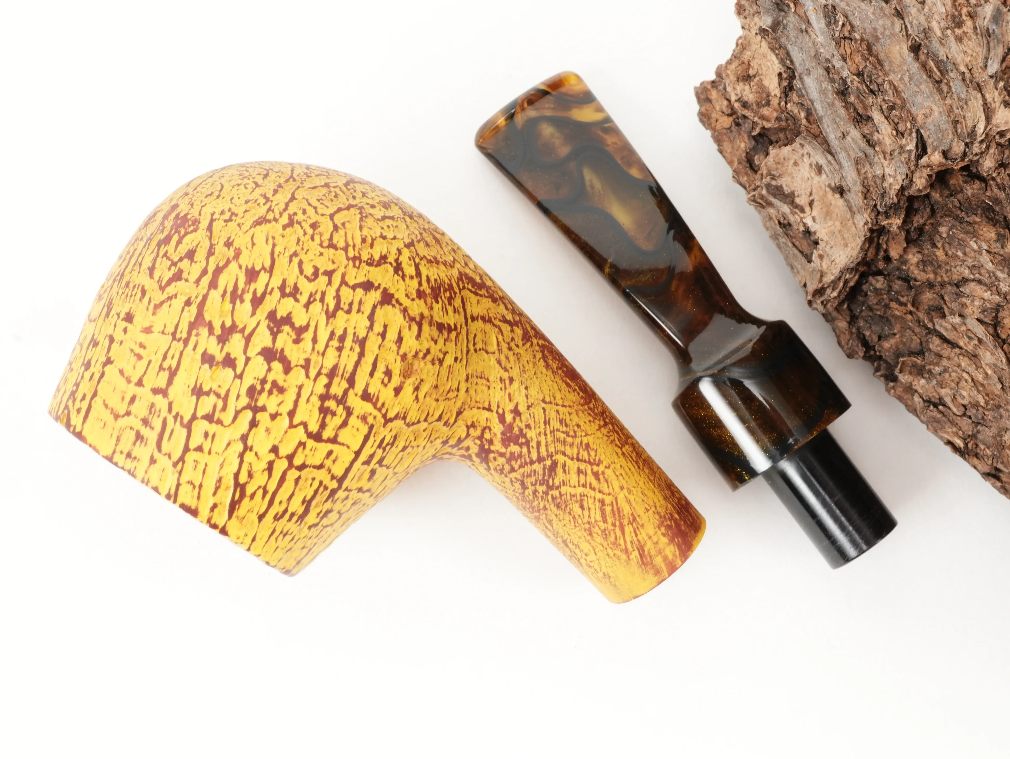Draufsicht auf die zerlegte gelbe Vauen SAVANNA 5040 Pfeife mit getrenntem Bruyèrekopf und meliertem Acrylmundstück