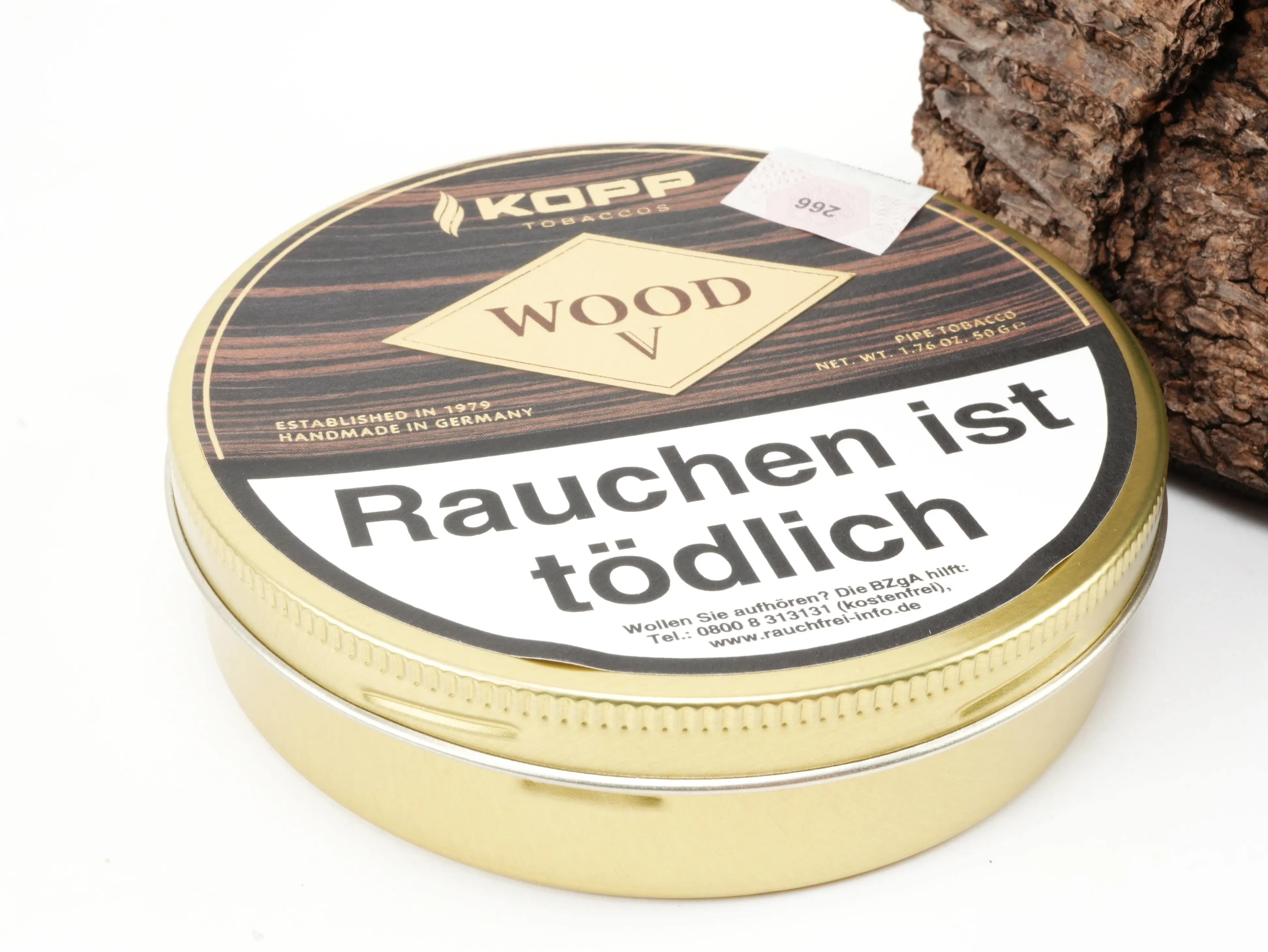 Schräge Perspektivansicht der geschlossenen Kopp Wood V Tabakdose mit Banderole