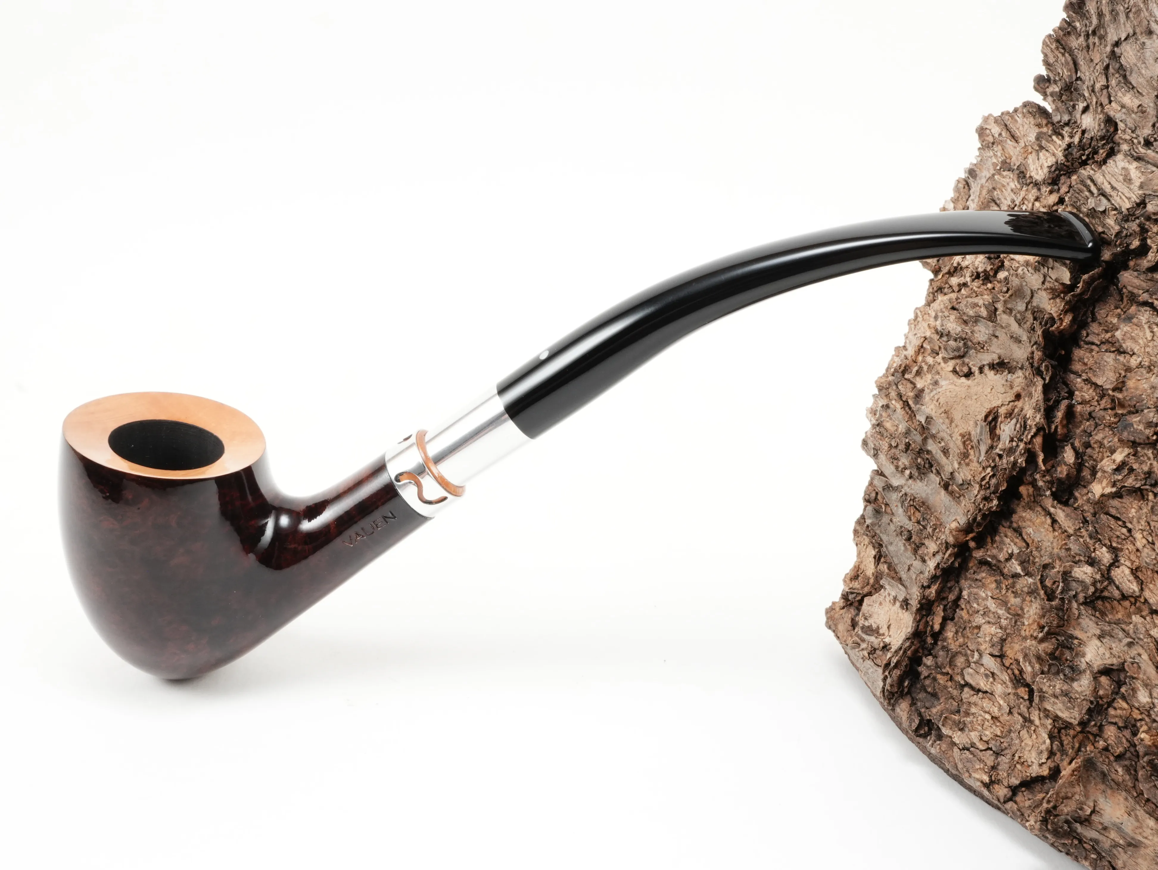 Dunkelrote Vauen YORKSHIRE 191 Bent-Freestyle-Pfeife mit naturbelassenem Rand, Zierring und langem schwarzen Steckermundstück – Titelbild schräg von oben