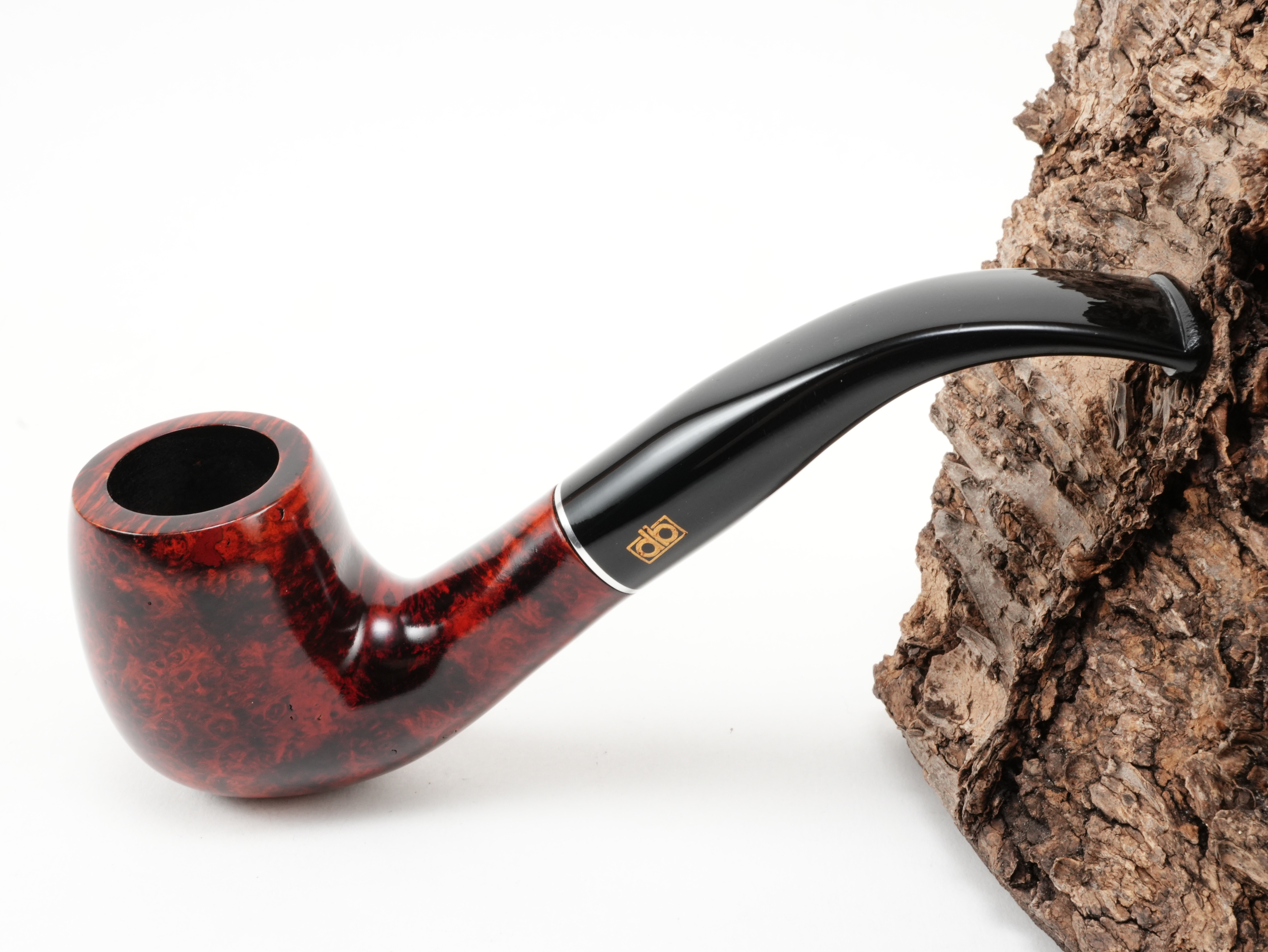 Rot-schwarz polierte db Design Berlin Rügen rot 040 Pfeife Bent Classic mit Aluminiumring und schwarzem Acrylmundstück – Titelbild schräg von oben
