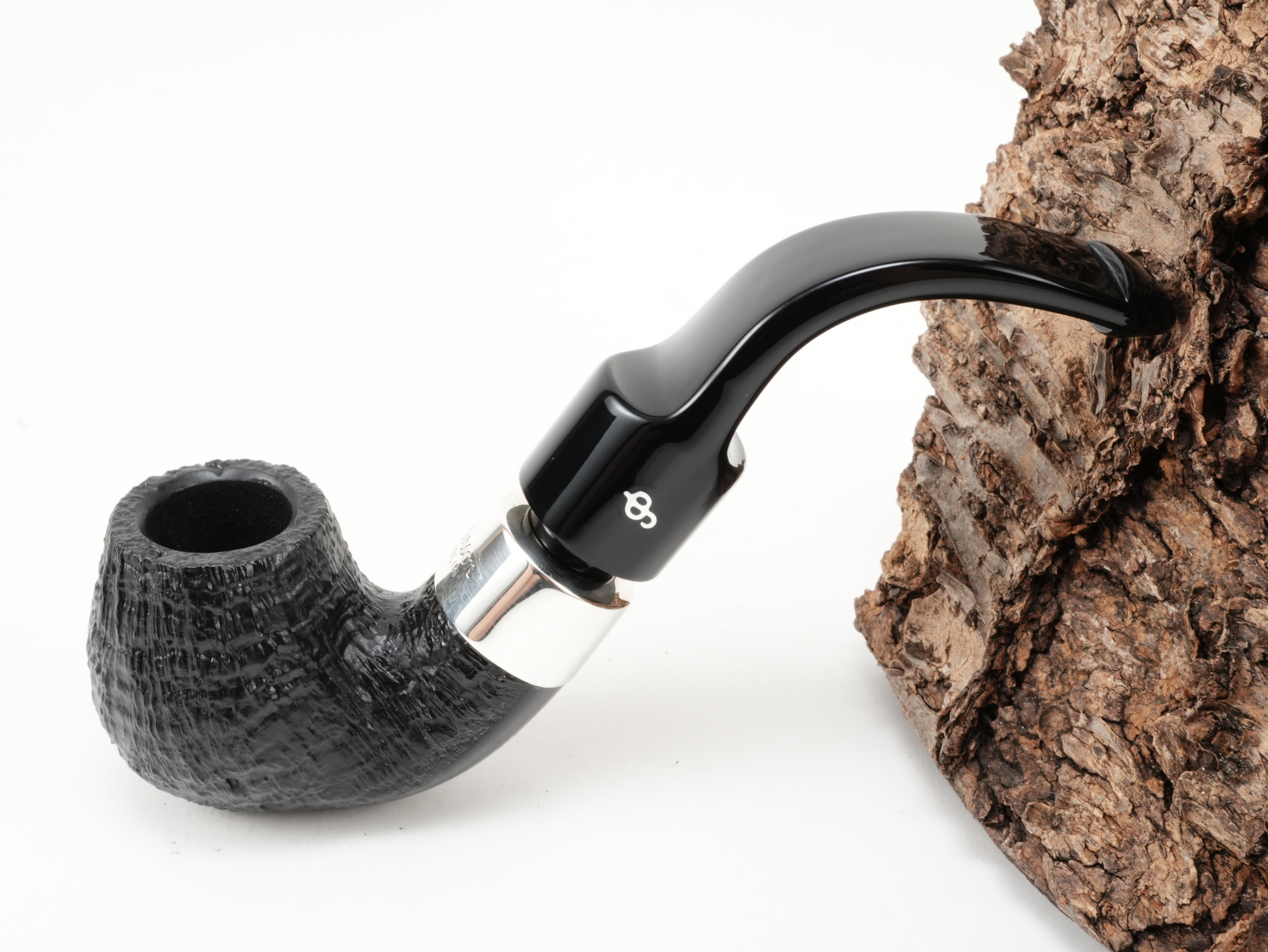 Schwarz sandgestrahlte Peterson Deluxe System 12,5 Pfeife mit Sterling-Silberring und P-Lip Steckermundstück – Titelbild schräg von oben