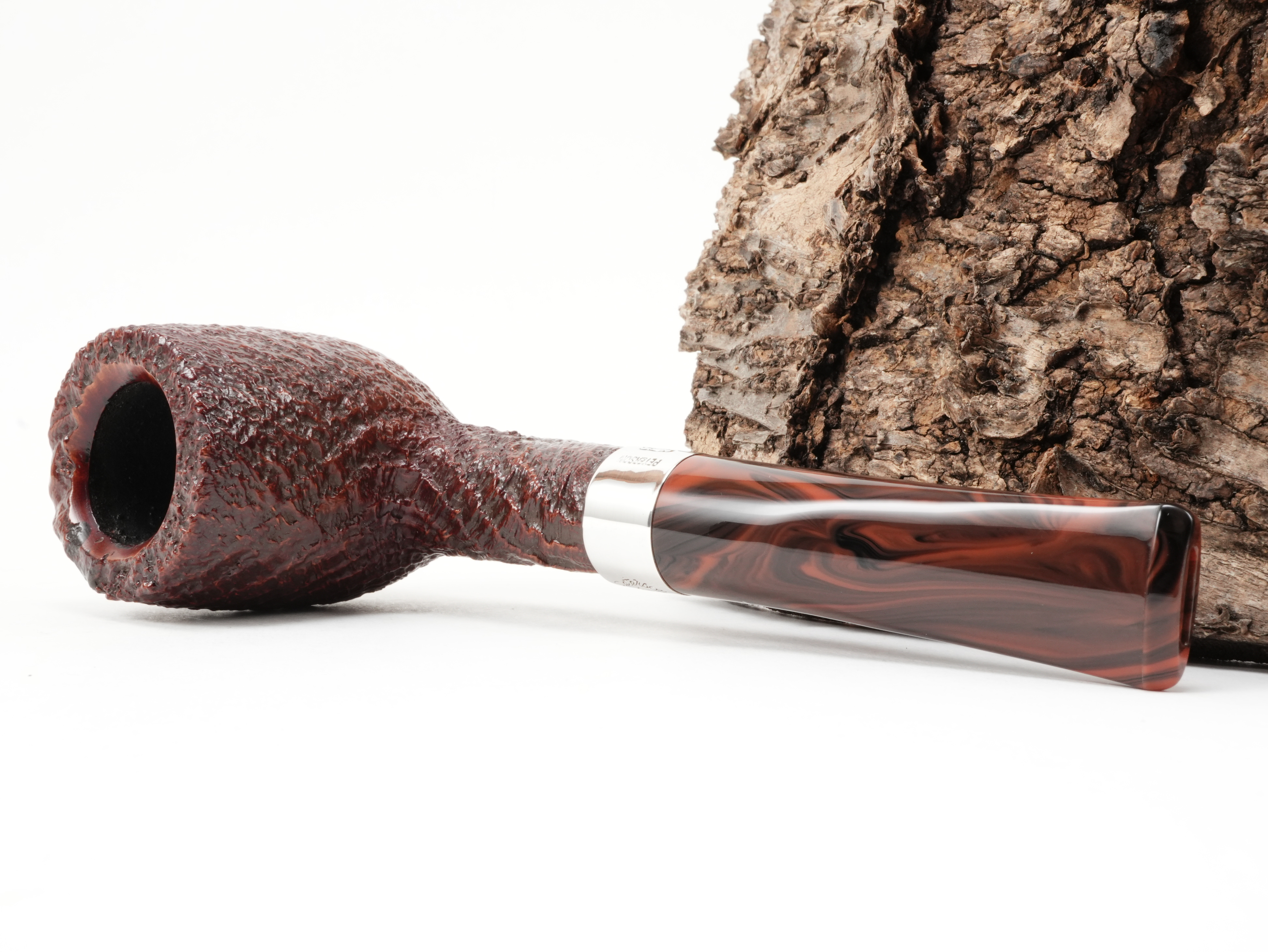 Peterson Irish Harp 107 Sand Billiard Pfeife liegend von schräg hinten mit Fokus auf das silbern gefasste Holmende