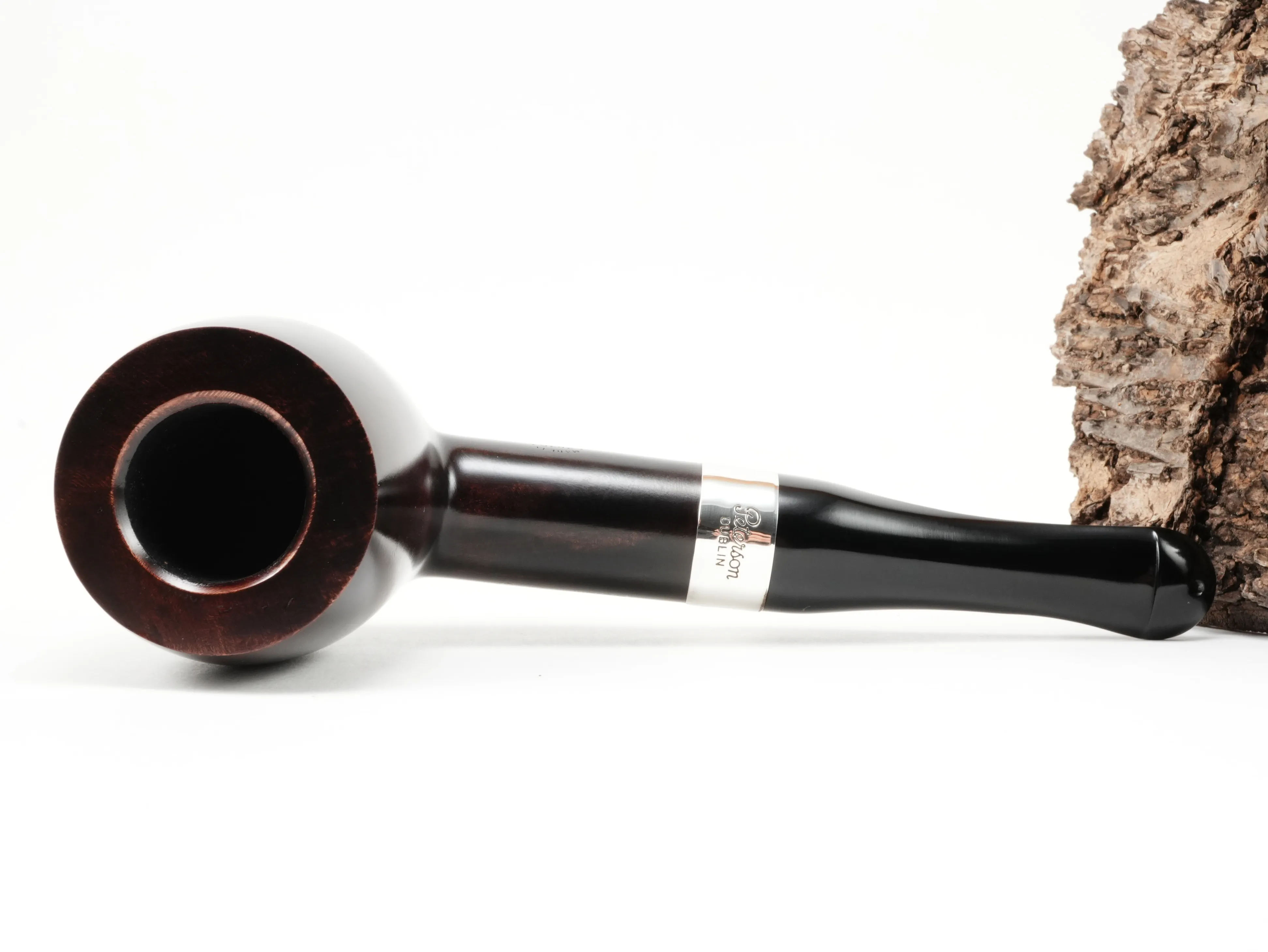 Flache Draufsicht auf die liegende Peterson House Pipe Billiard Heritage Pfeife mit Blick auf den dunkelbraunen Pfeifenkopf