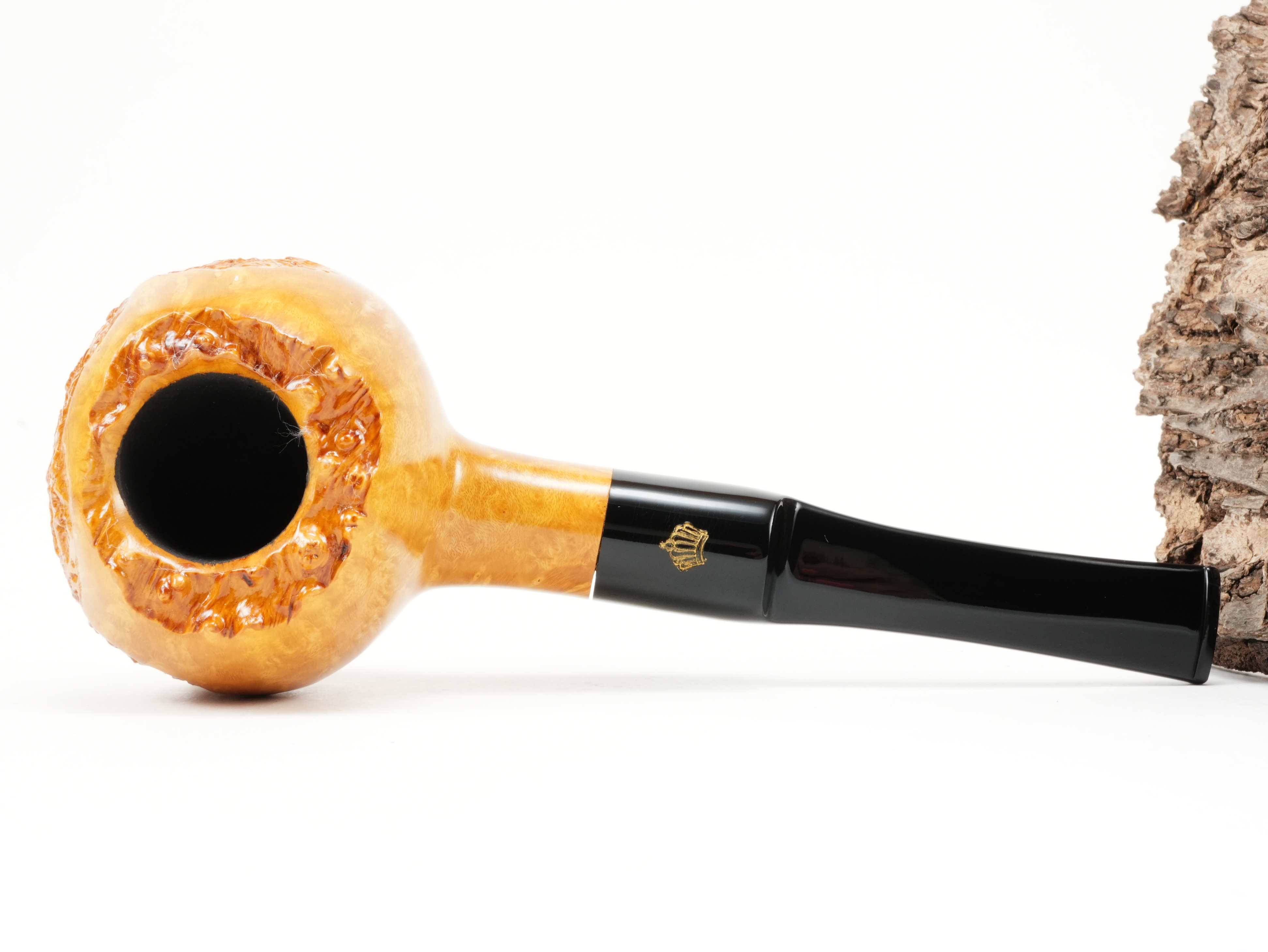 Flache Draufsicht auf die liegende Poul Winslow Crown Viking 707 Unikat-Pfeife mit hell-gelblicher Holzstruktur