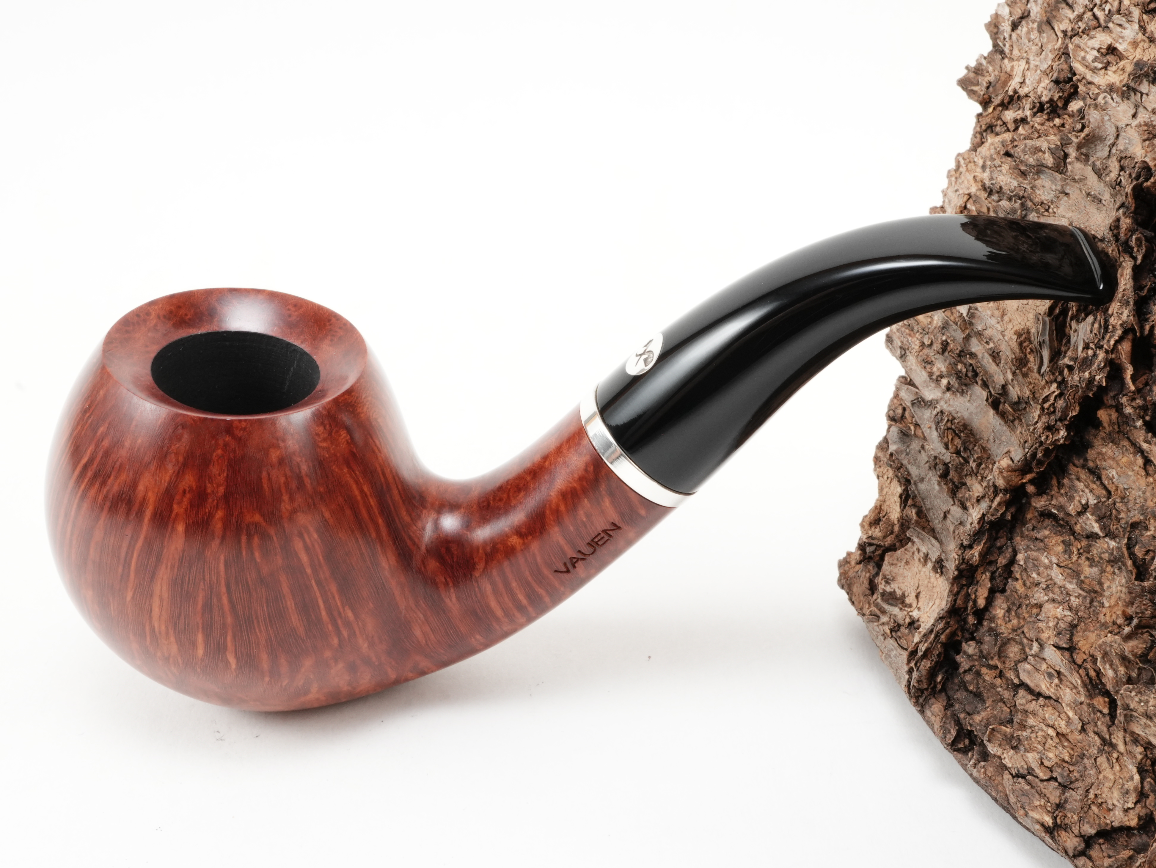 Vauen Tradition 019 Pfeife Bent Classic mit makelloser brauner Straight Grain Maserung, Silberring und schwarzem Acrylmundstück – Titelbild schräg von oben