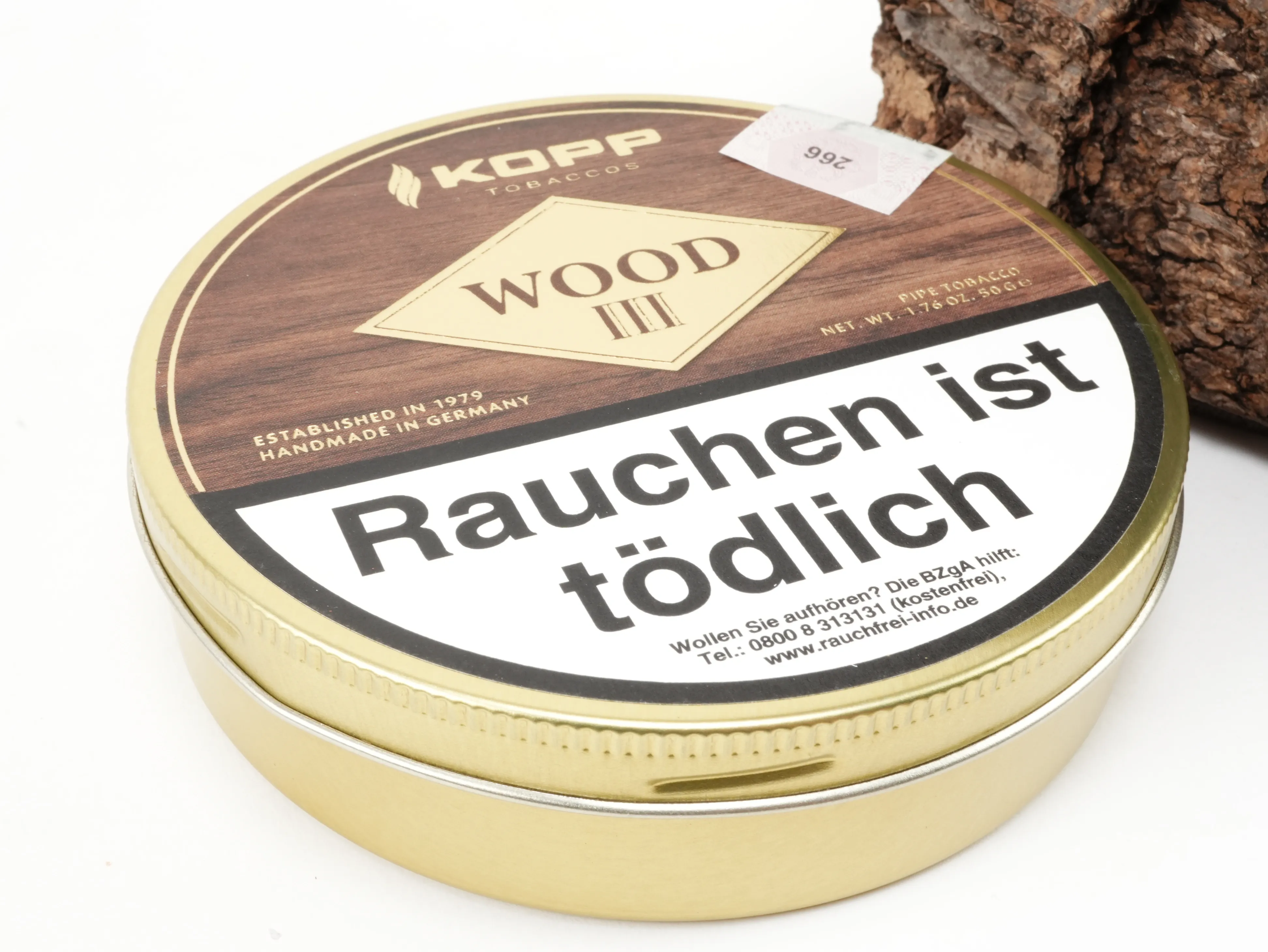Schräge Perspektivansicht der geschlossenen Kopp Wood III Tabakdose mit Banderole