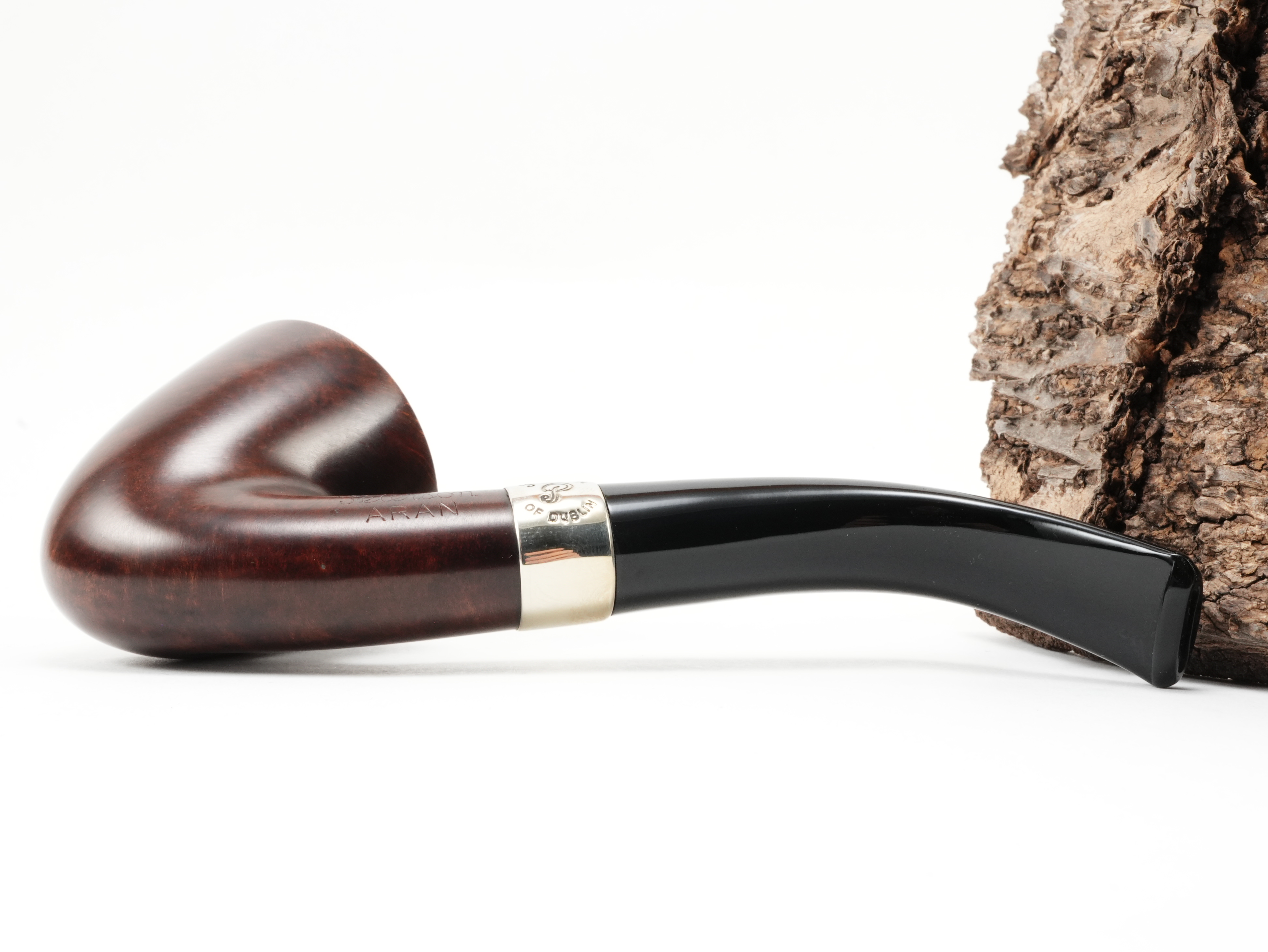 Seitenansicht der Peterson Aran B10 Nickel Pfeife von rechts mit Fokus auf die glatte Holzmaserung und den Nickelring