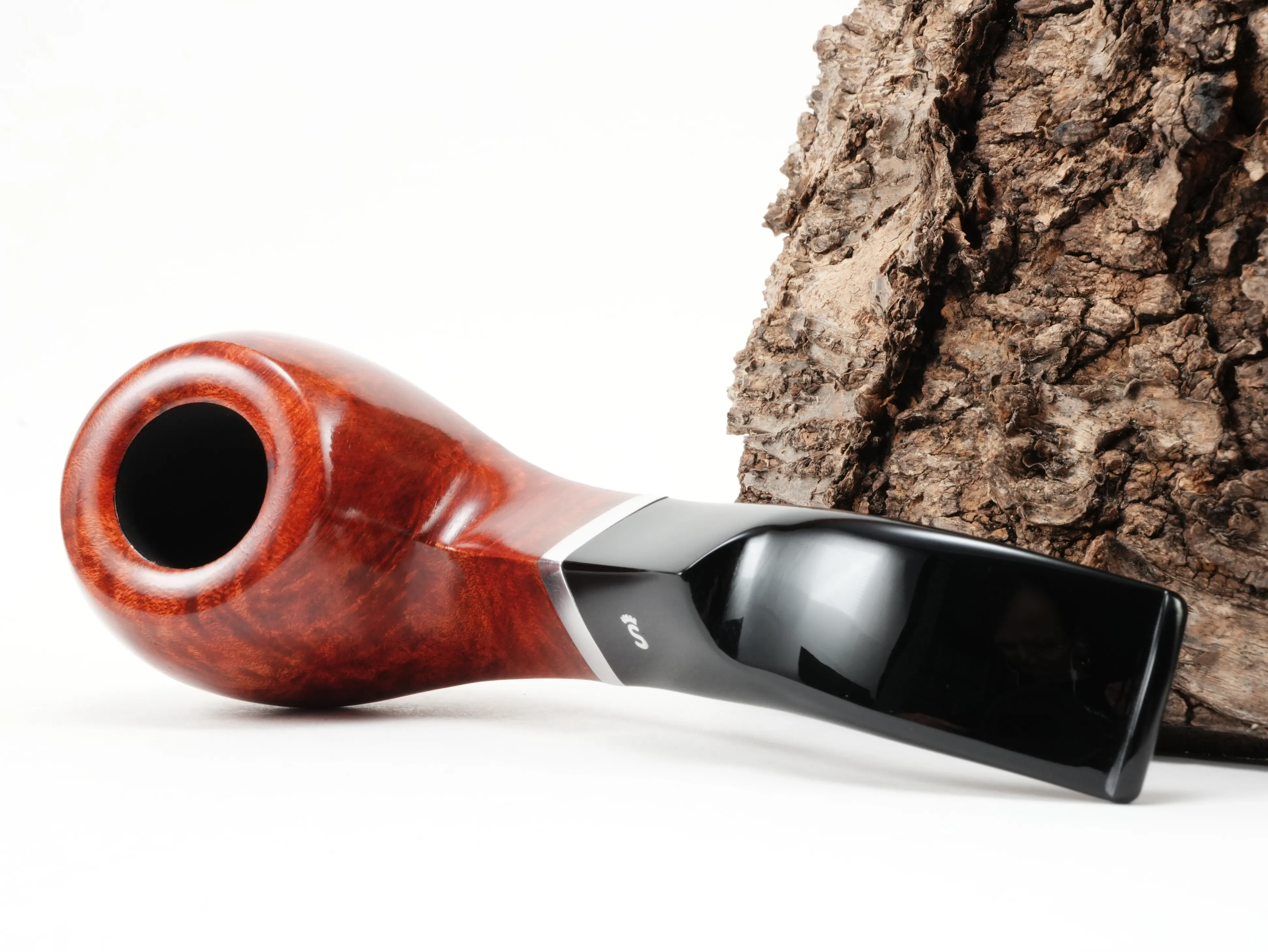Stanwell København Terracotta 15 Bent Apple Pfeife liegend von schräg hinten mit Blick auf den Aluminiumring am Holm