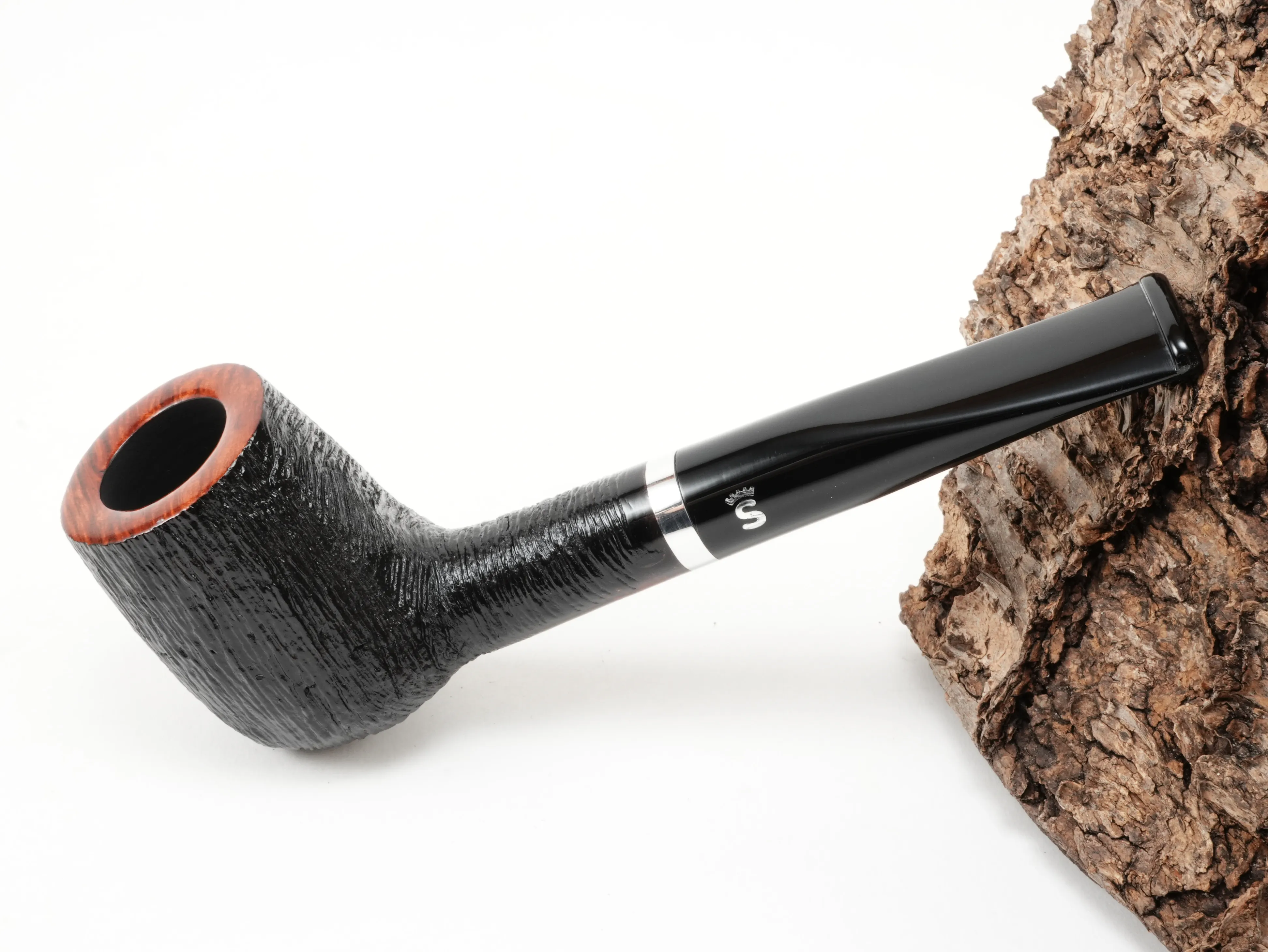 Schwarz gebürstete rustizierte Stanwell København Brushed 12 Pfeife Billiard mit rötlichem Kopfrand und Aluminiumring – Titelbild schräg von oben