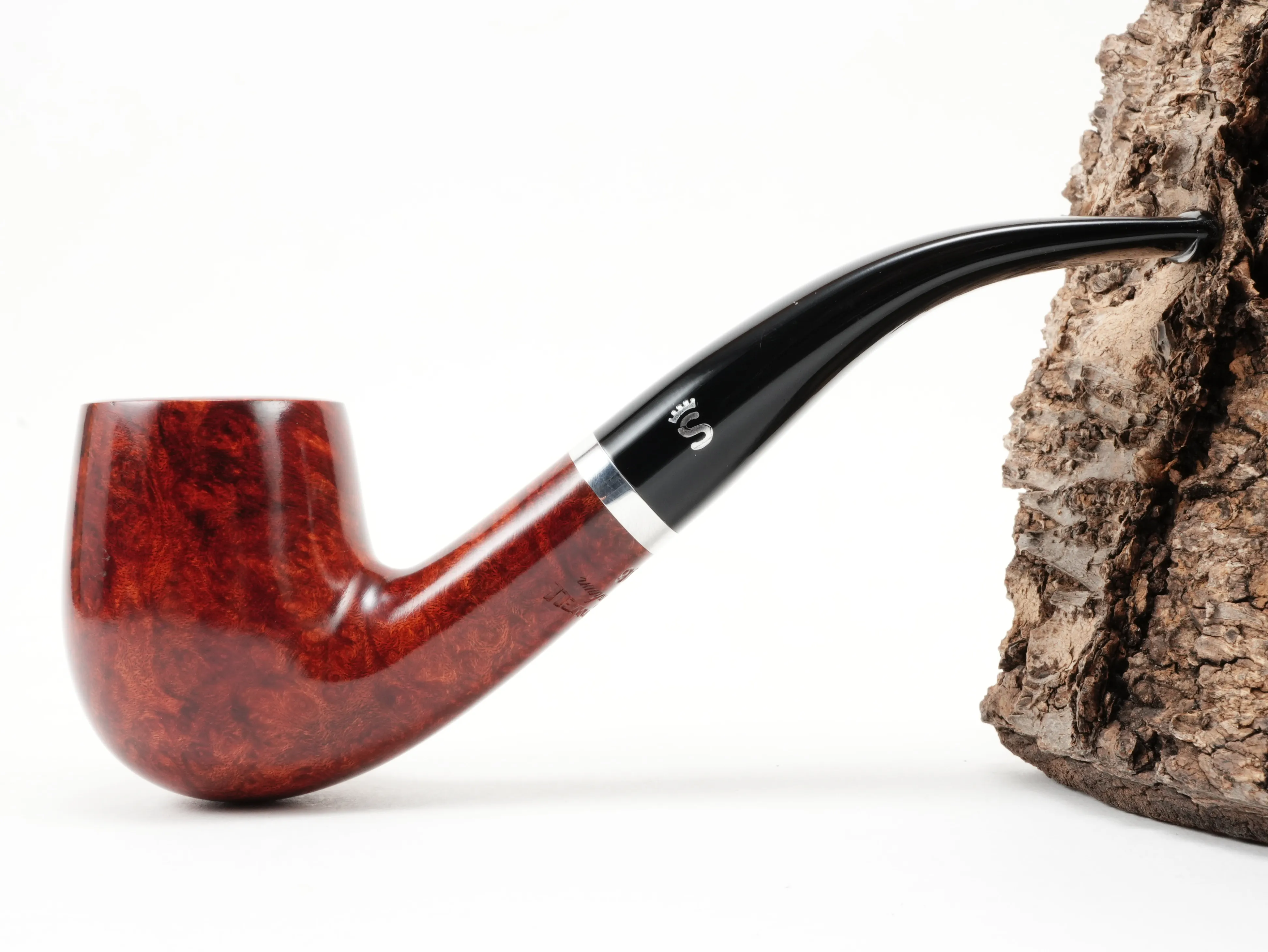 Seitenansicht der gebogenen Stanwell København Terracotta 246 Classic-Pfeife mit hochglänzender terrakottafarbener Oberfläche und silbernem Ring