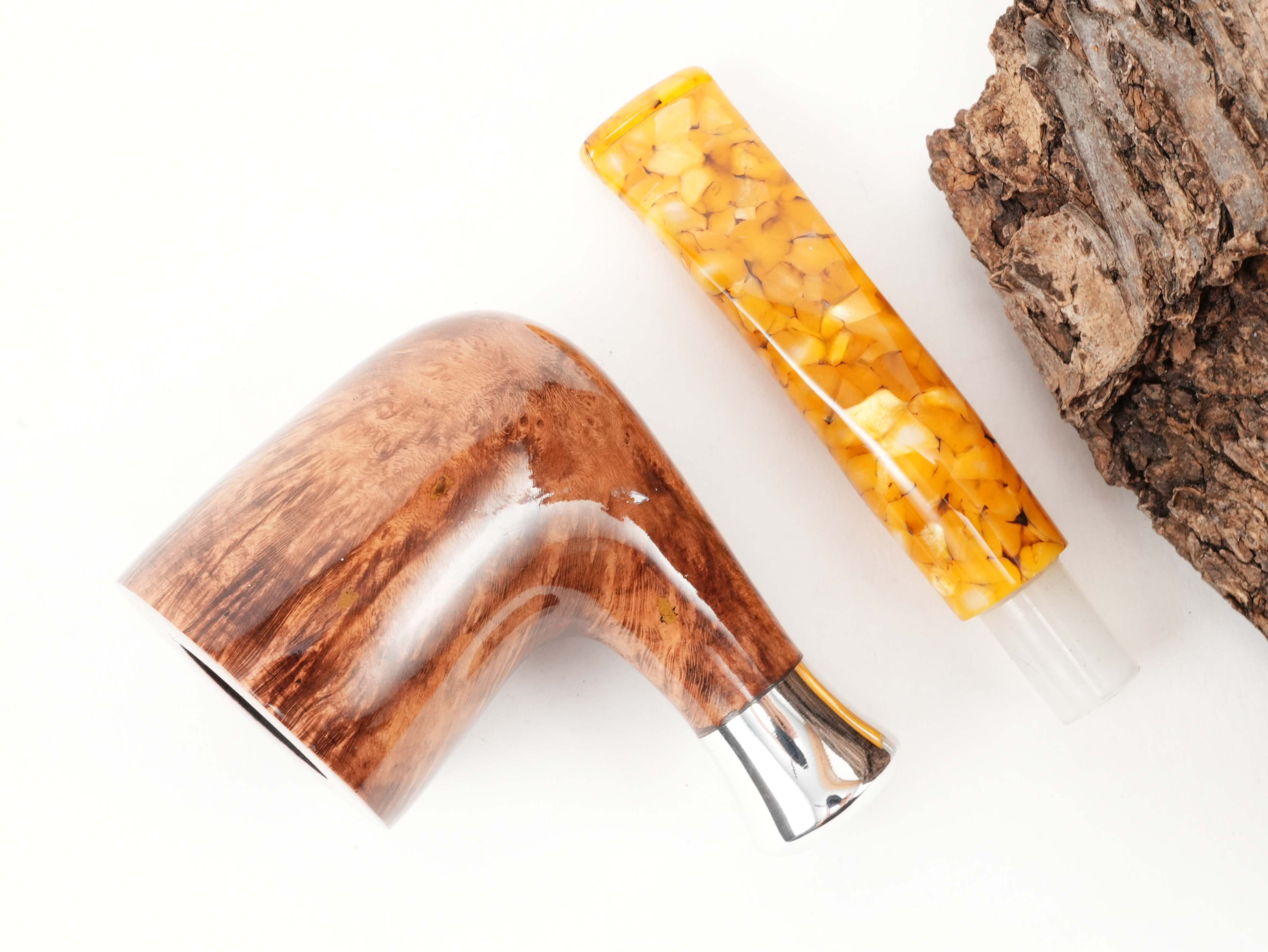Draufsicht auf die zerlegte db Design Berlin Baltic Amber II 035 Pfeife mit getrenntem hellbraunem Dublin-Pfeifenkopf und bernsteinfarbenem Mundstück