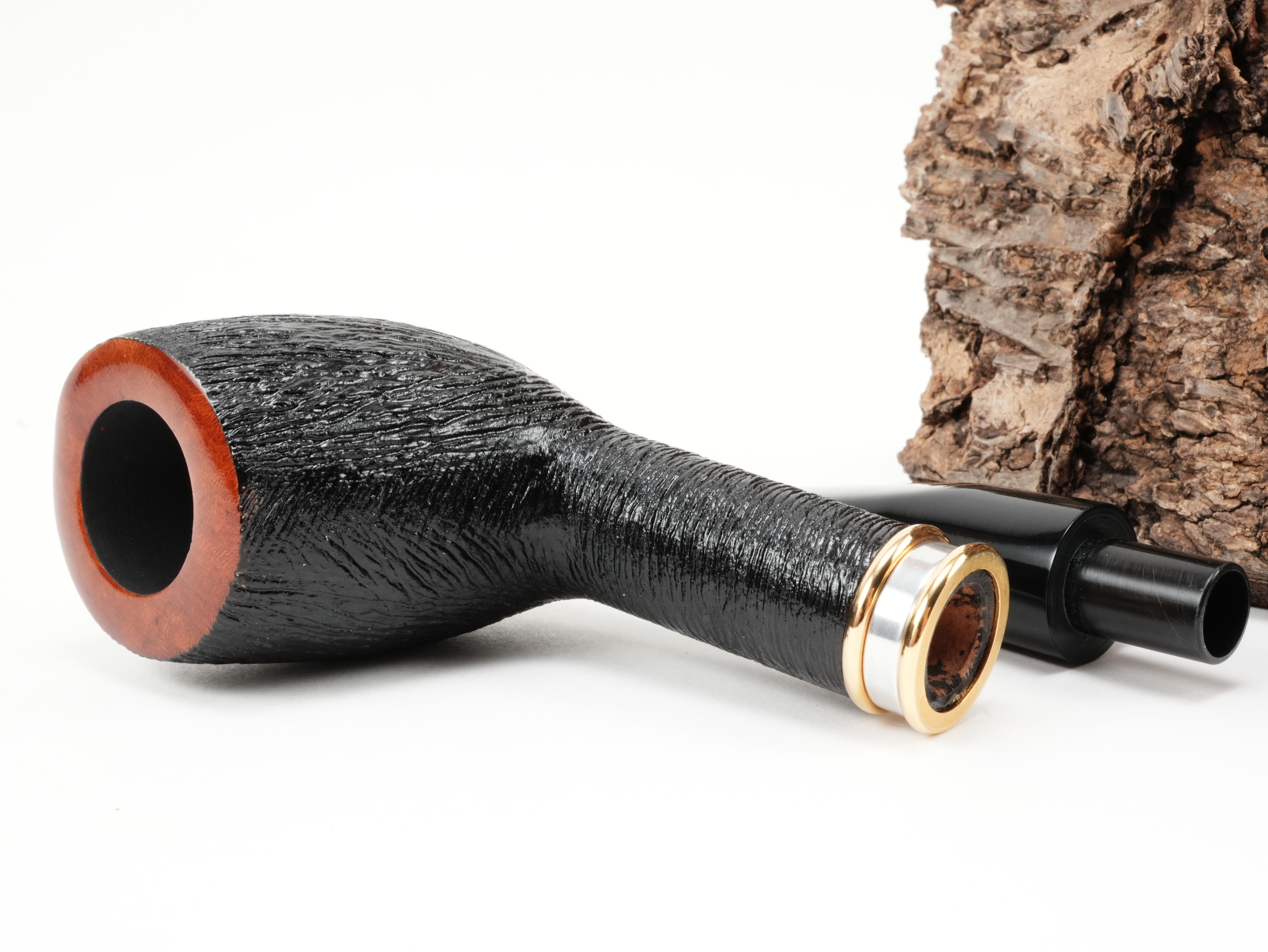 Zerlegte Stanwell H.C. Andersen Brushed 1 mit Blick auf die 9mm Filterbohrung im Holm mit Zierring und den Mundstückzapfen