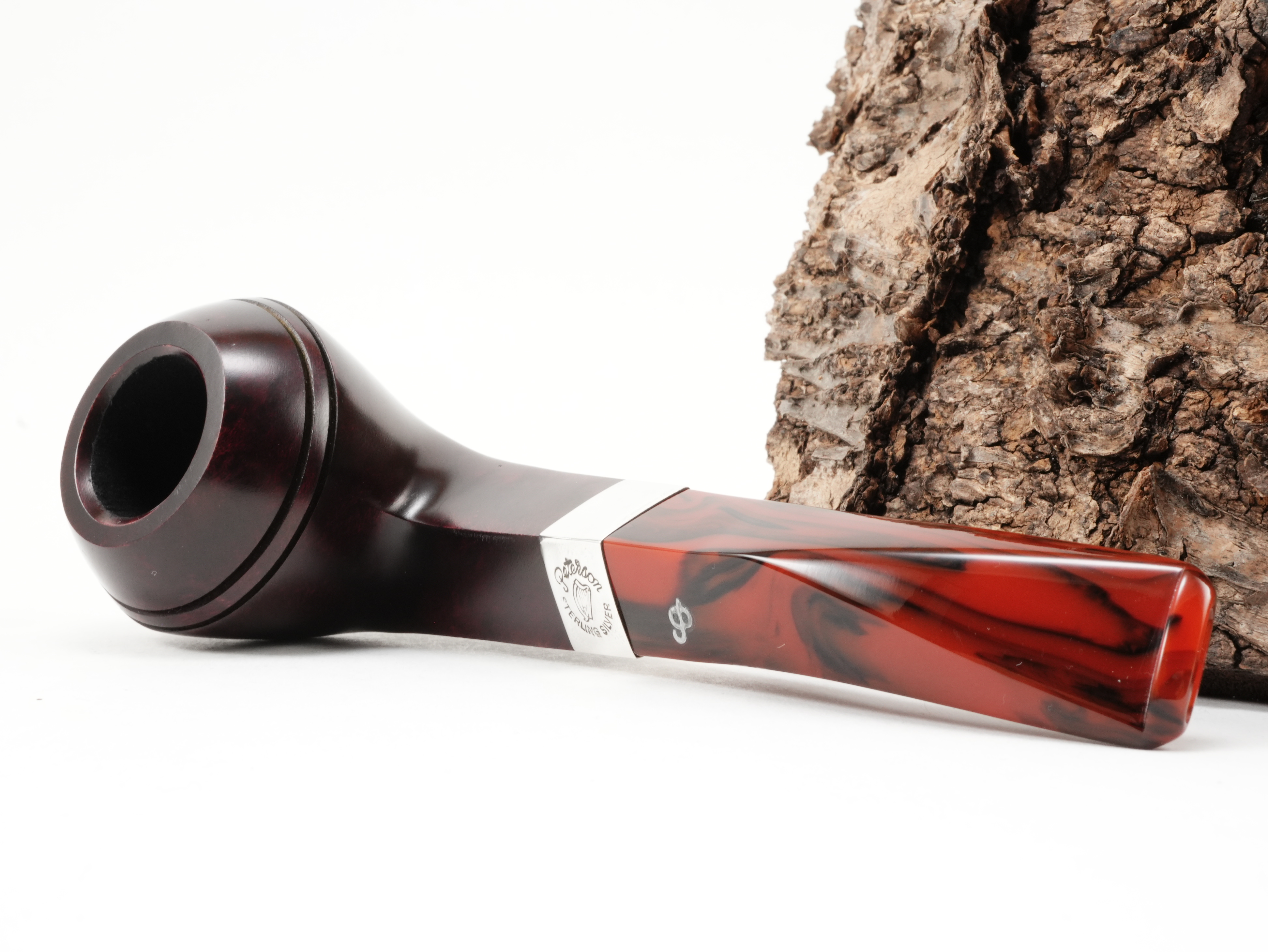 Peterson Irish Harp B5 Brown Half-Bent Bulldog Pfeife liegend von schräg hinten mit Fokus auf den gravierten 925er Silberring