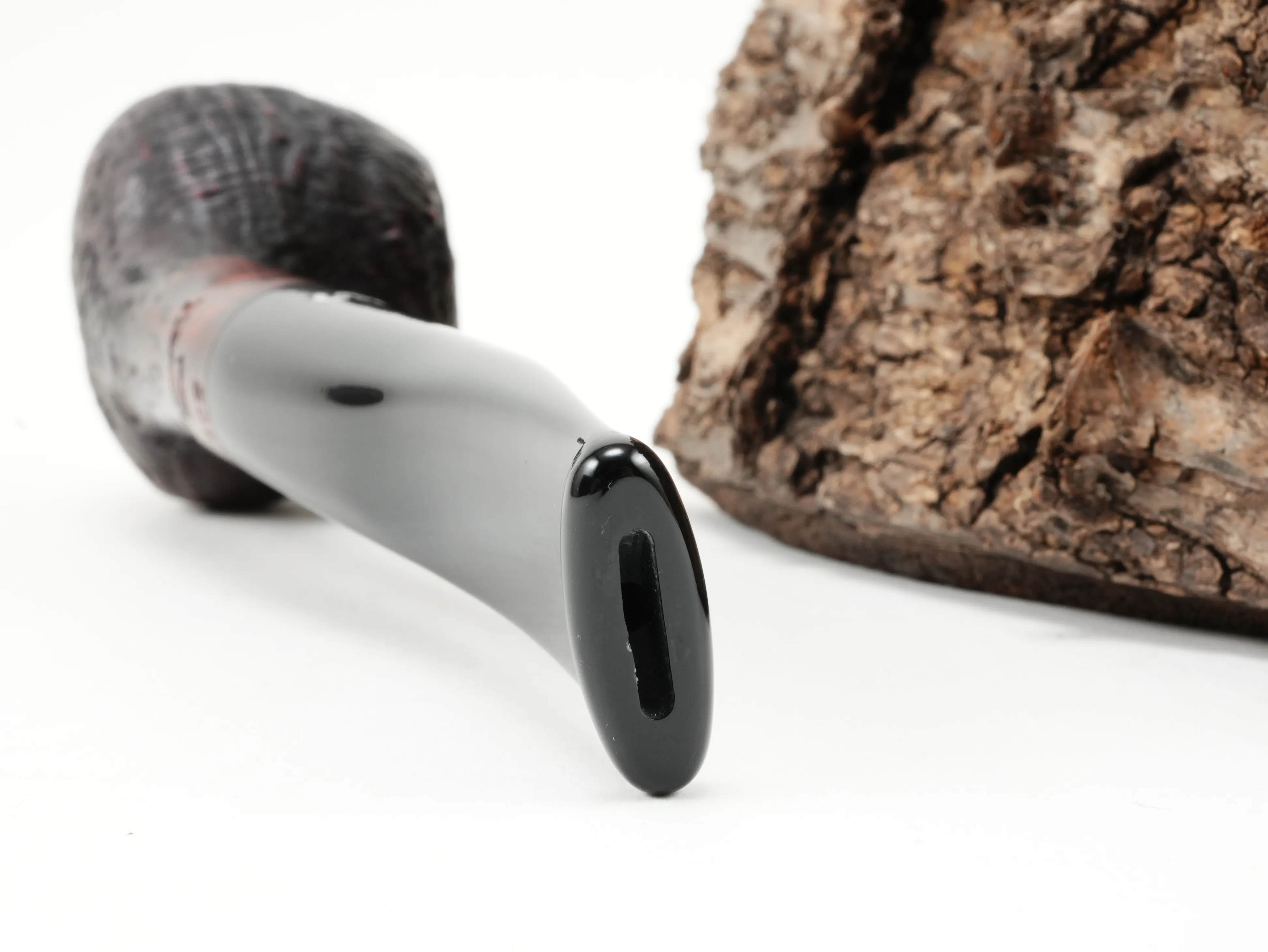 Nahaufnahme des leicht gebogenen schwarzen Acrylmundstücks der Stanwell Vario 109 Pfeife mit Bissstelle von hinten