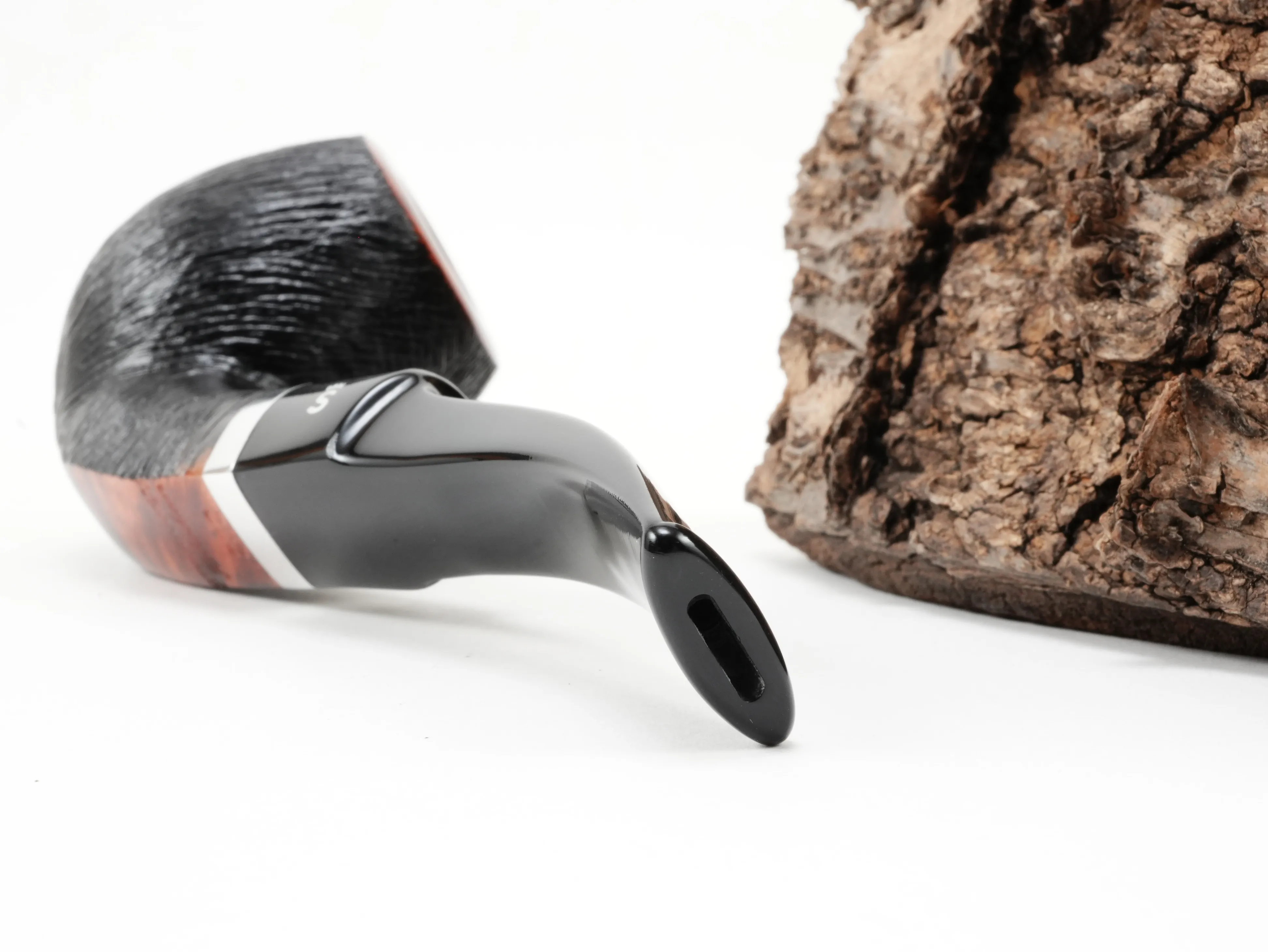 Nahaufnahme des gebogenen schwarzen Acrylmundstücks der Stanwell København Brushed 232 Pfeife mit Bissstelle von hinten