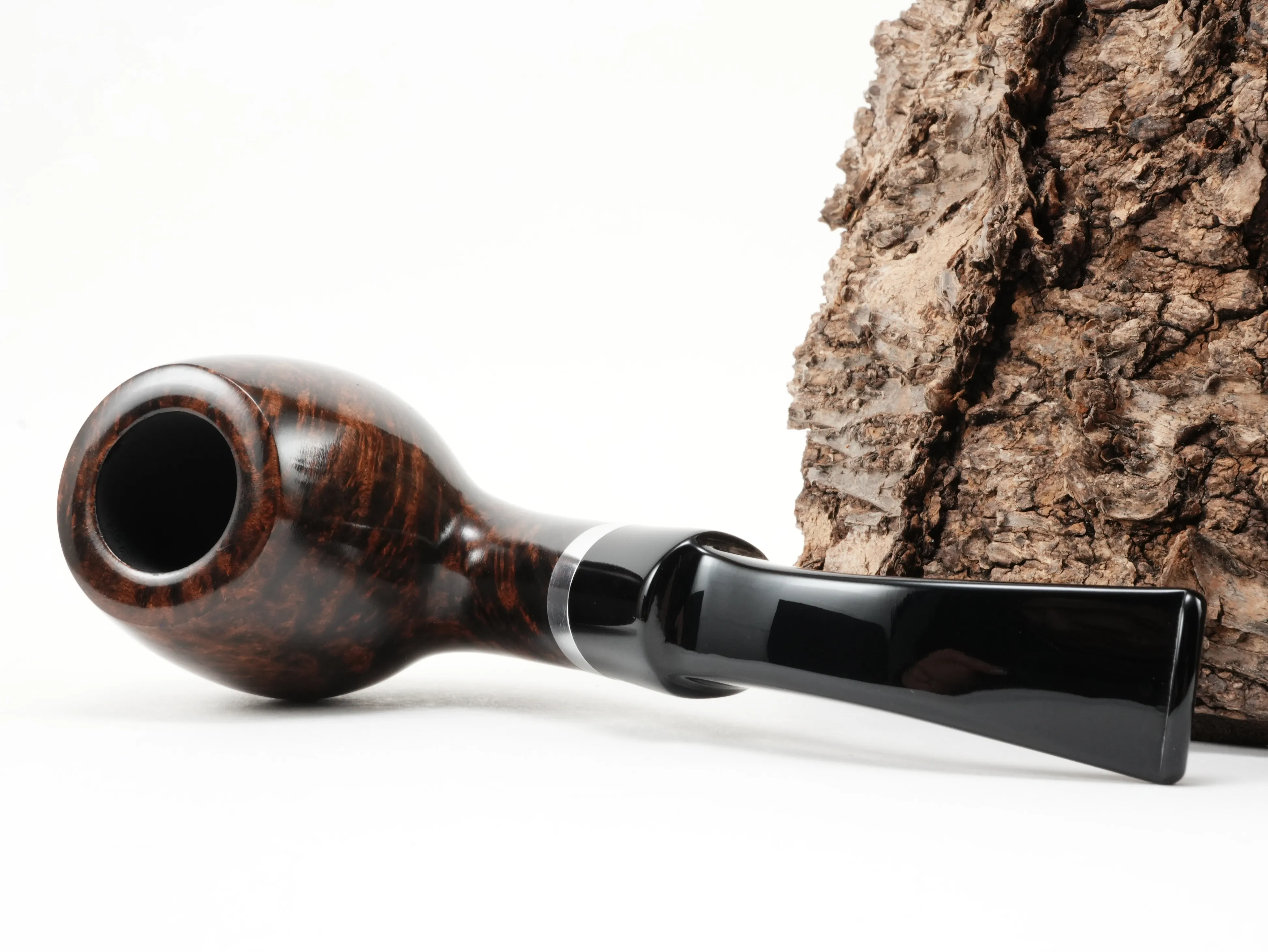 Stanwell København 232 Bent Freestyle Pfeife liegend von schräg hinten mit Blick auf den Aluminiumring am Holm