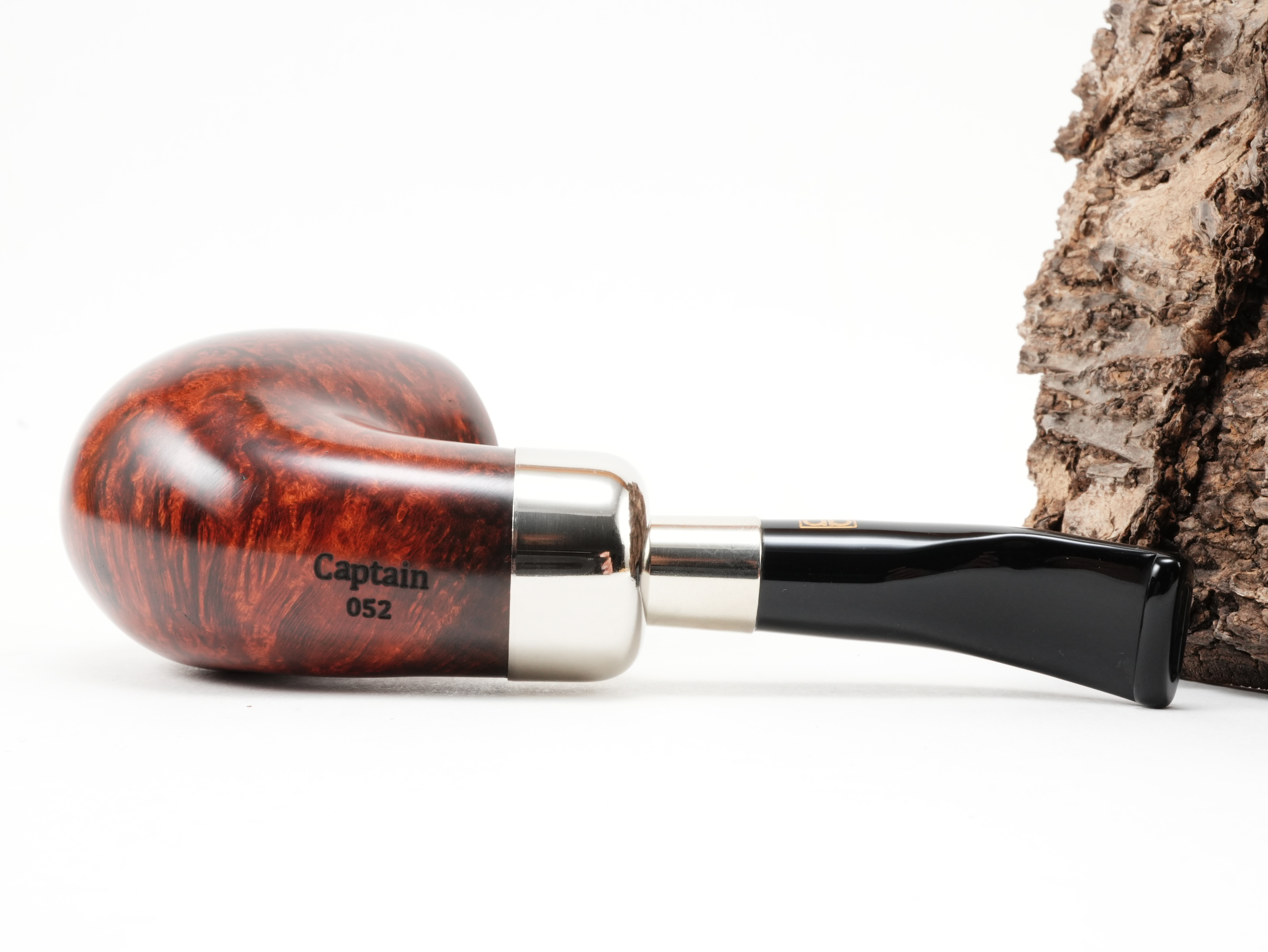 Unterseite der db Design Berlin Captain 052 Pfeife mit sichtbarer Holzmaserung und Stempelung Captain 052