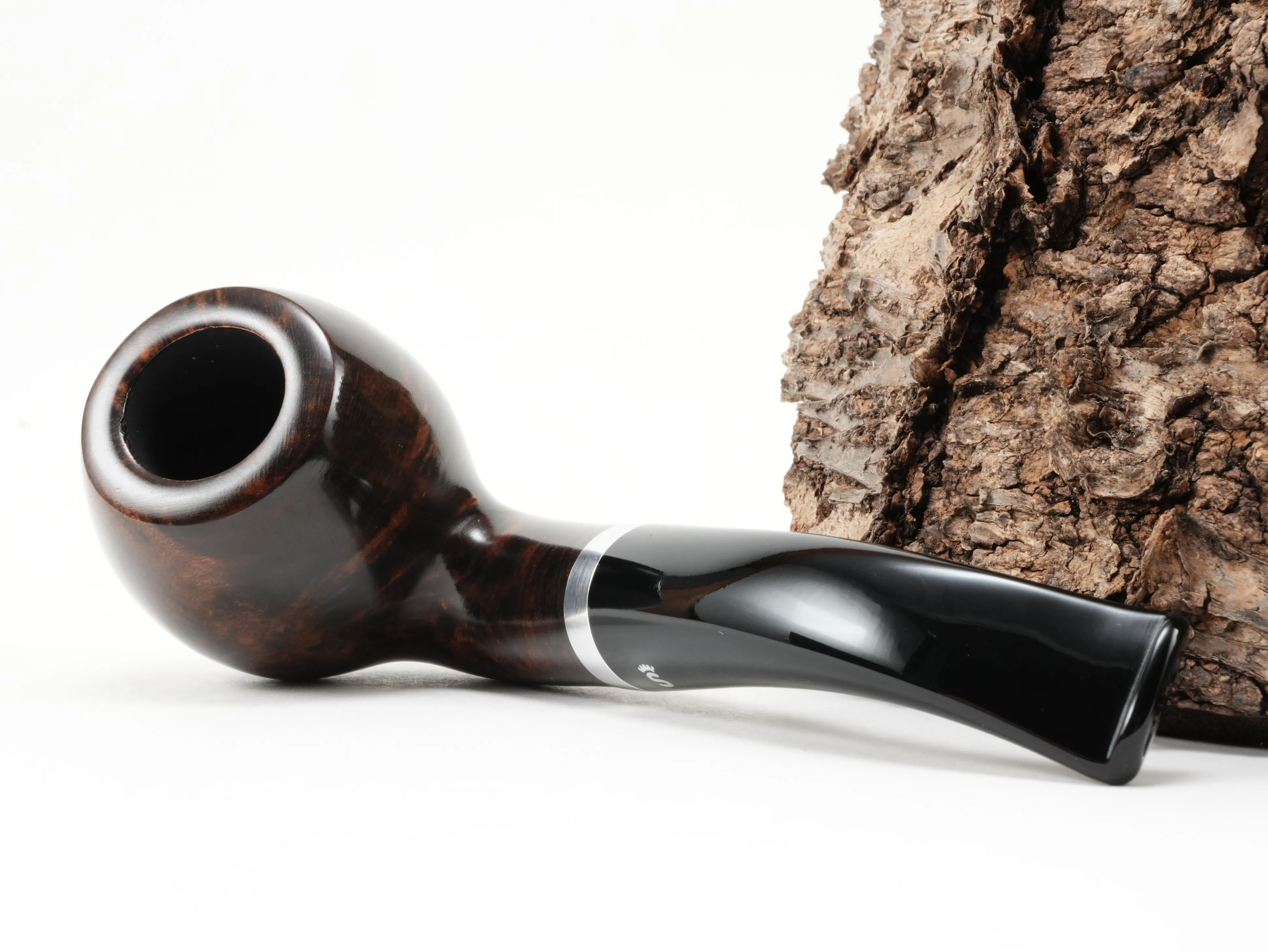 Stanwell København 185 Bent Apple Pfeife liegend von schräg hinten mit Blick auf den Aluminiumring am Holm