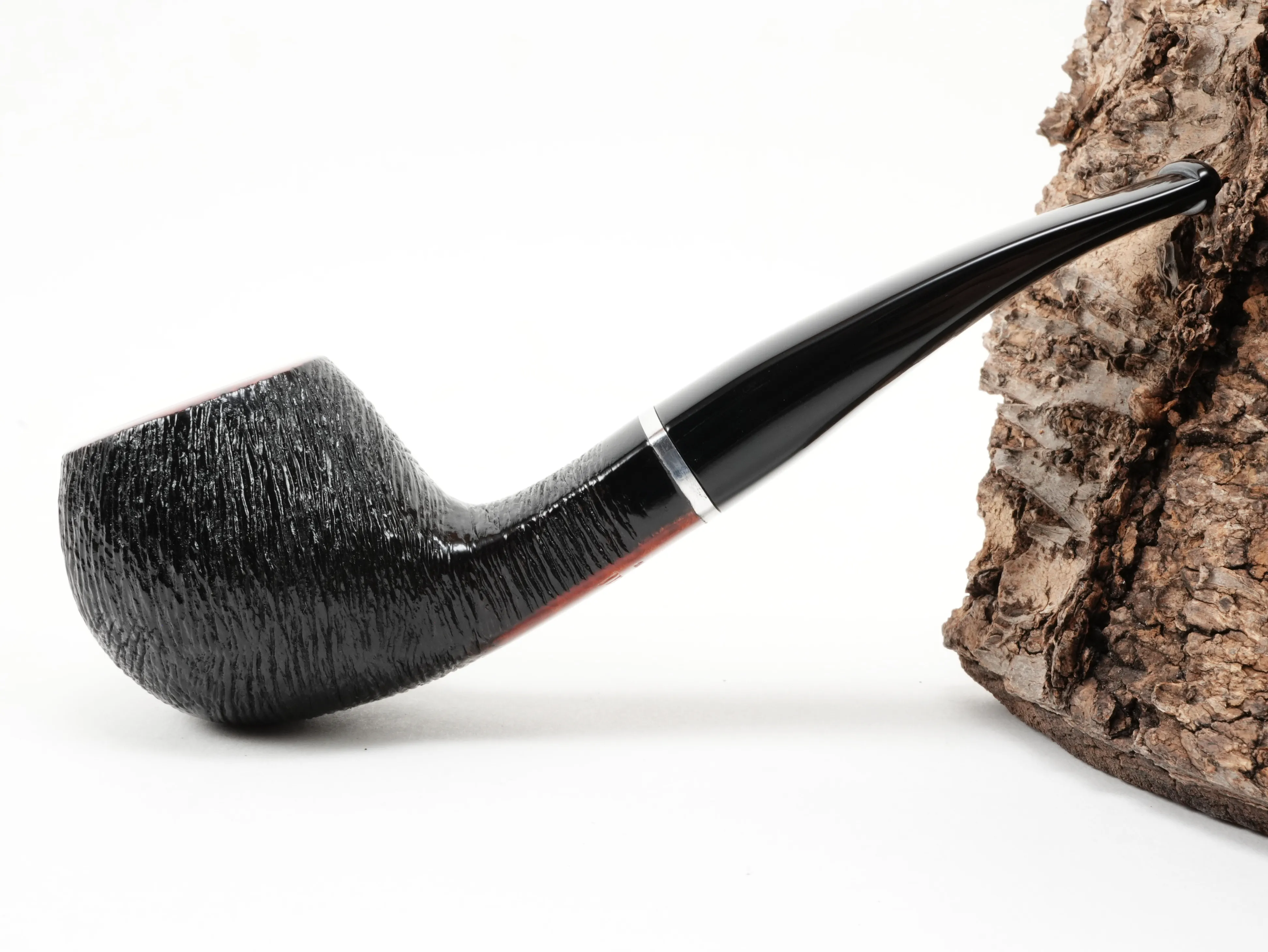 Seitenansicht der leicht gebogenen Stanwell København Brushed 182 Apple-Pfeife mit schwarzer gebürsteter Rustizierung und silbernem Ring
