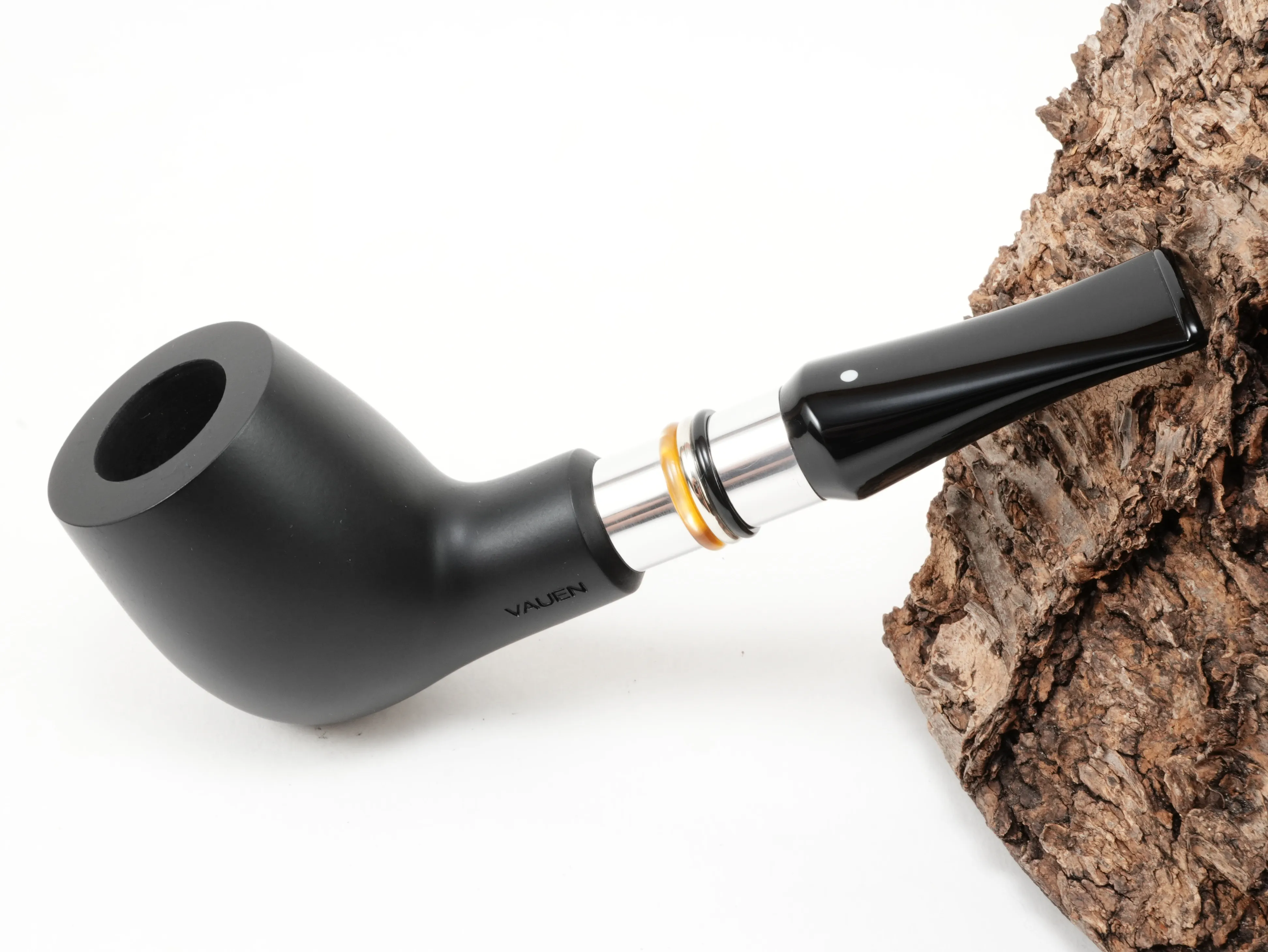 Schwarze Vauen CAMBIA 111 Straight-Billiard-Pfeife mit Aluminiumringen, farbigen Zierringen und schwarzem Acrylmundstück – Titelbild schräg von oben