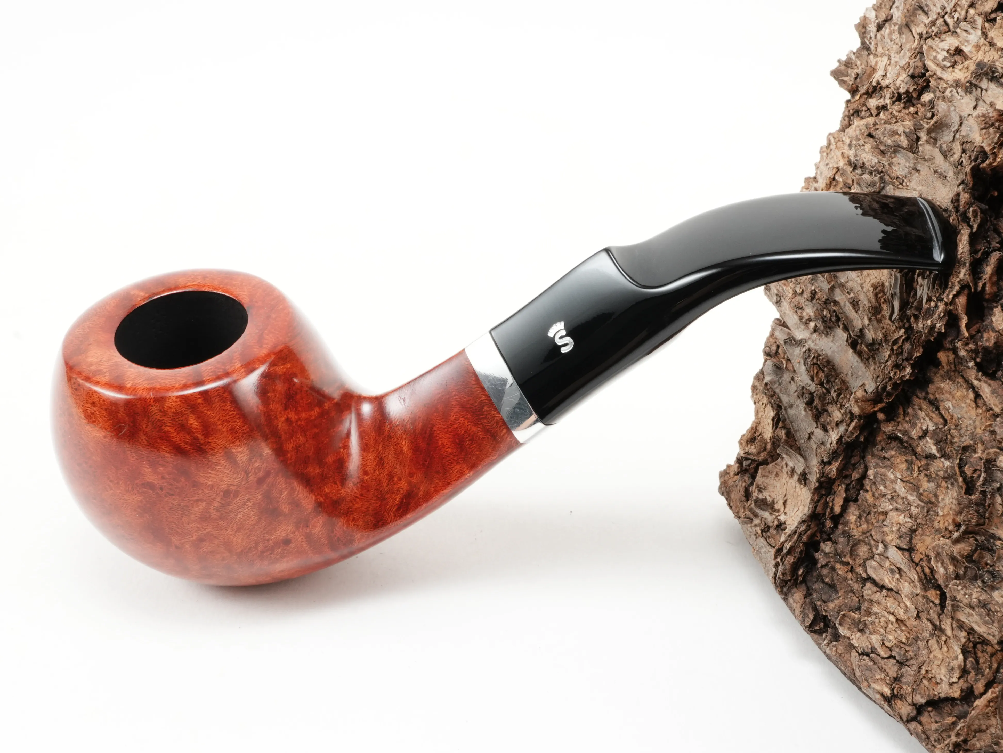 Glatte rötliche Stanwell København Terracotta 15 Pfeife Bent Apple mit Aluminiumring und schwarzem Acrylmundstück – Titelbild schräg von oben