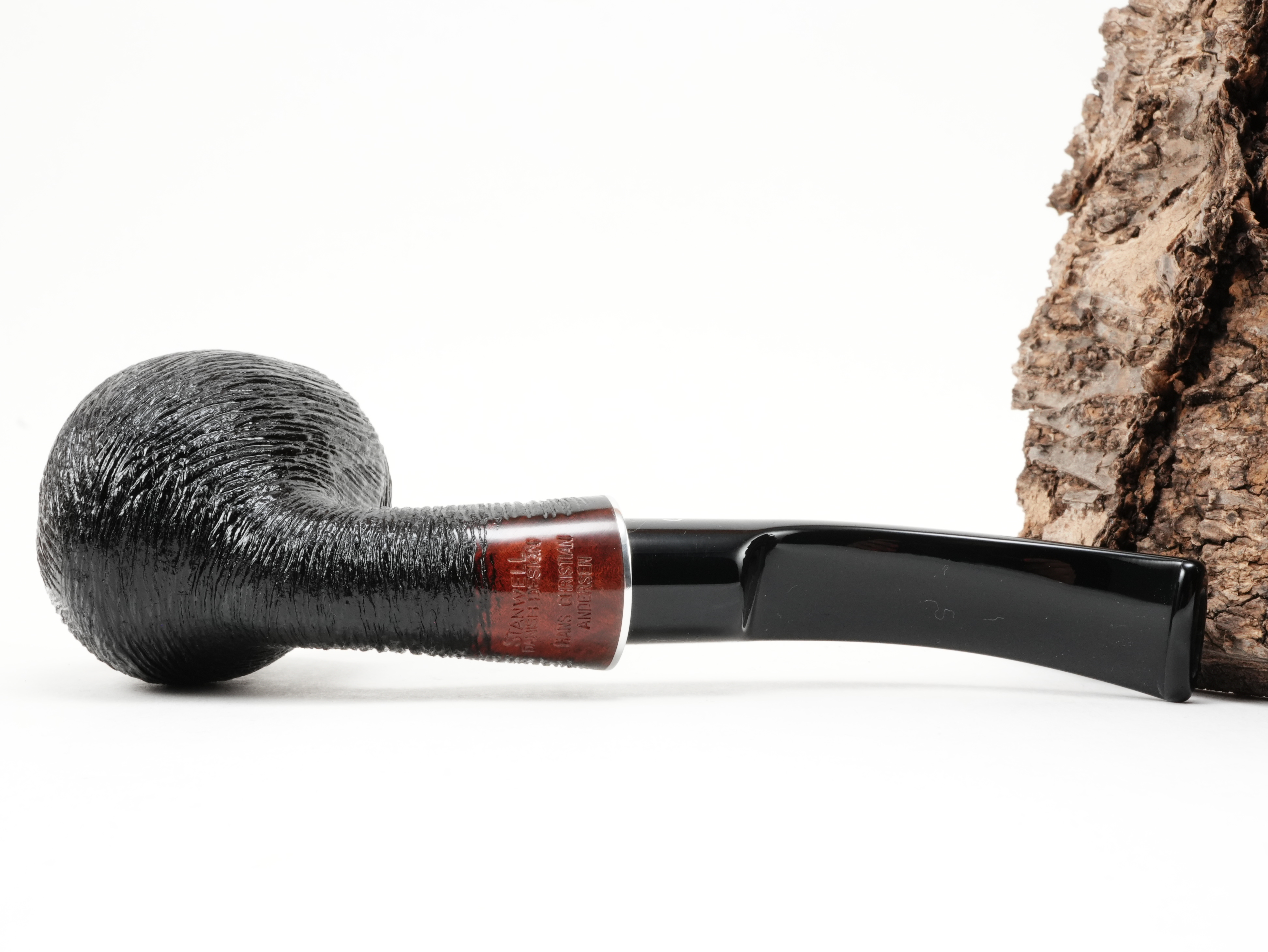 Unterseite des Pfeifenkopfs der Stanwell H.C. Andersen Brushed 7 mit rötlich-glattem Holzfeld und eingeprägtem Marken-Stempel