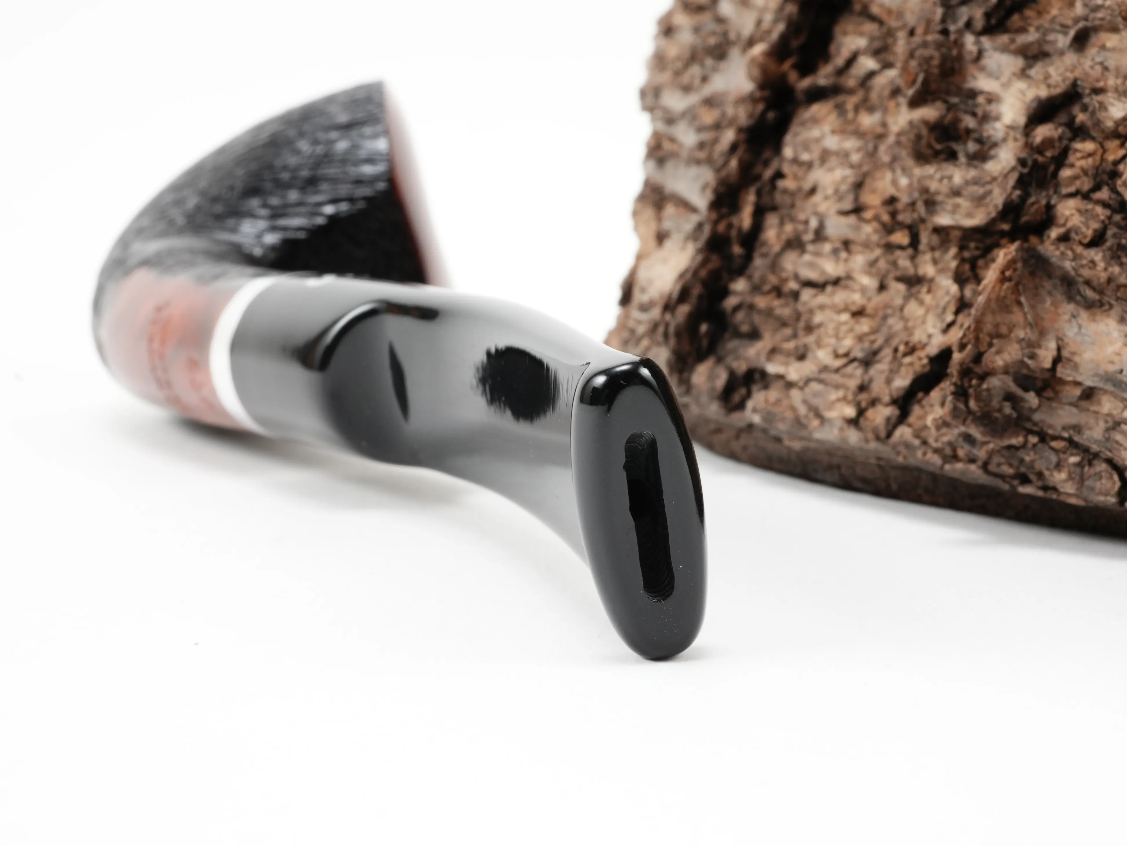 Nahaufnahme des leicht gebogenen schwarzen Acrylmundstücks der Stanwell København Brushed 409 Pfeife mit Bissstelle von hinten