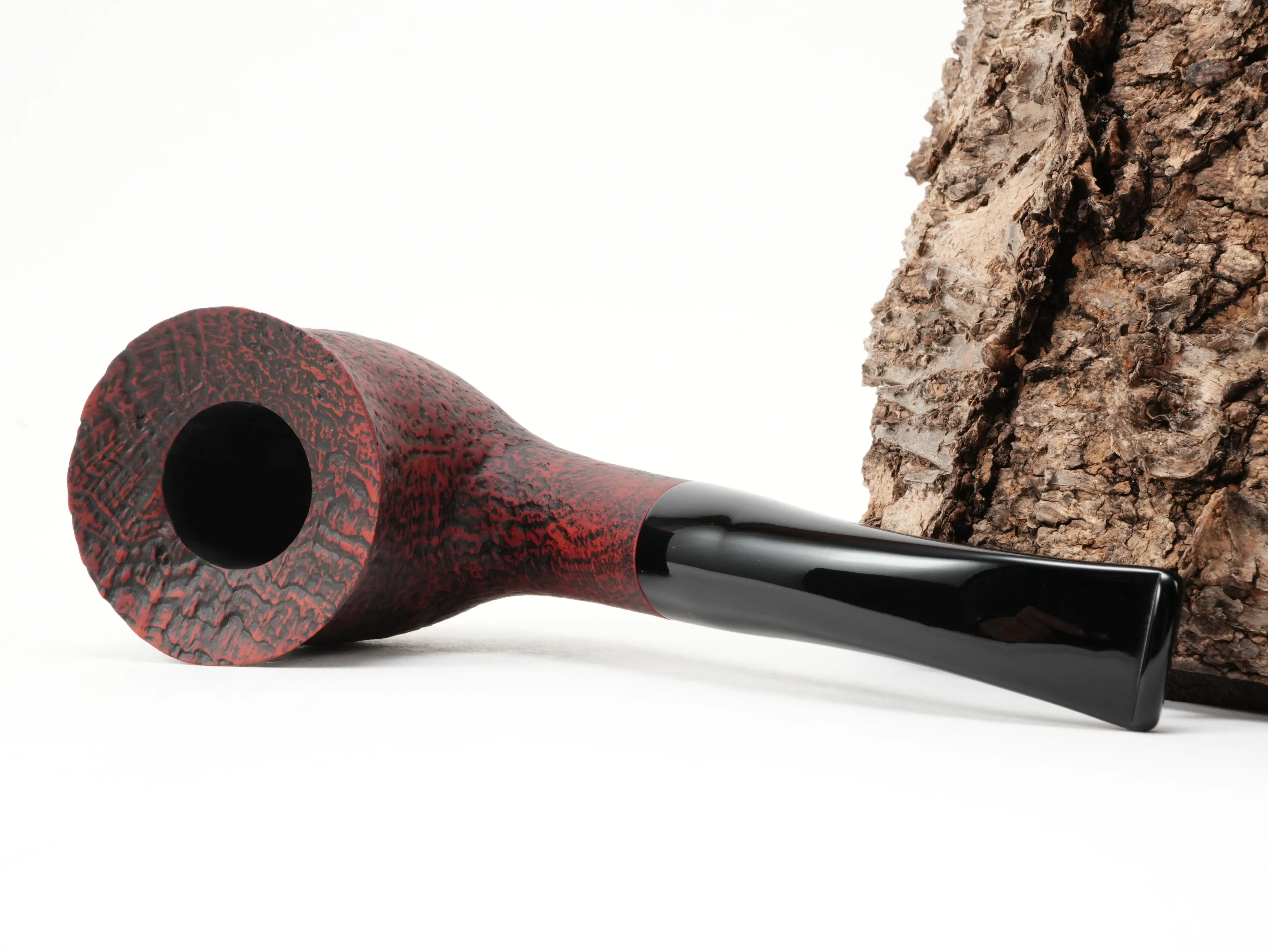 Rote Vauen SAVANNA 5738 Bent-Freestyle-Pfeife liegend von schräg hinten mit sandgestrahlter Holzstruktur