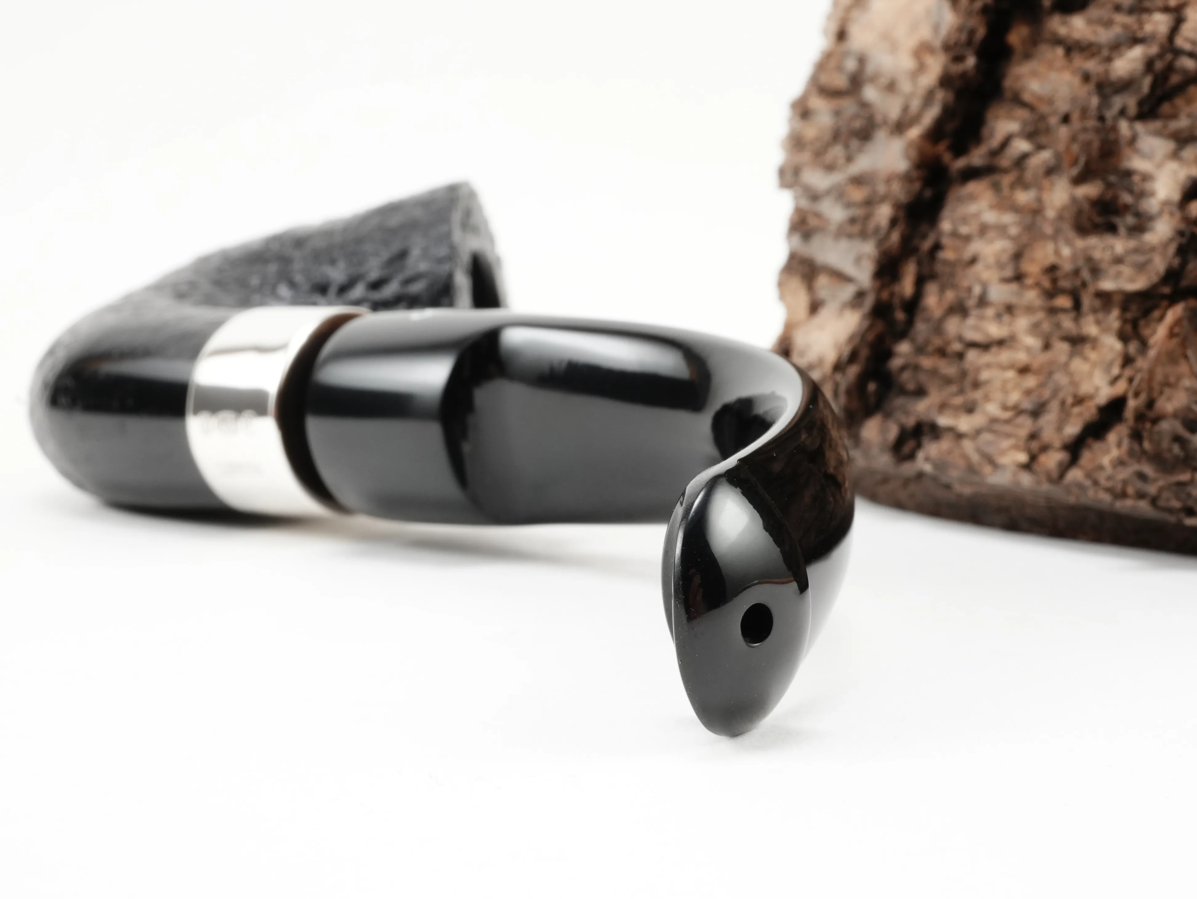 Nahaufnahme des schwarzen P-Lip Acrylmundstücks der Peterson Deluxe System XL5s mit Lippenbiss-Öffnung von hinten