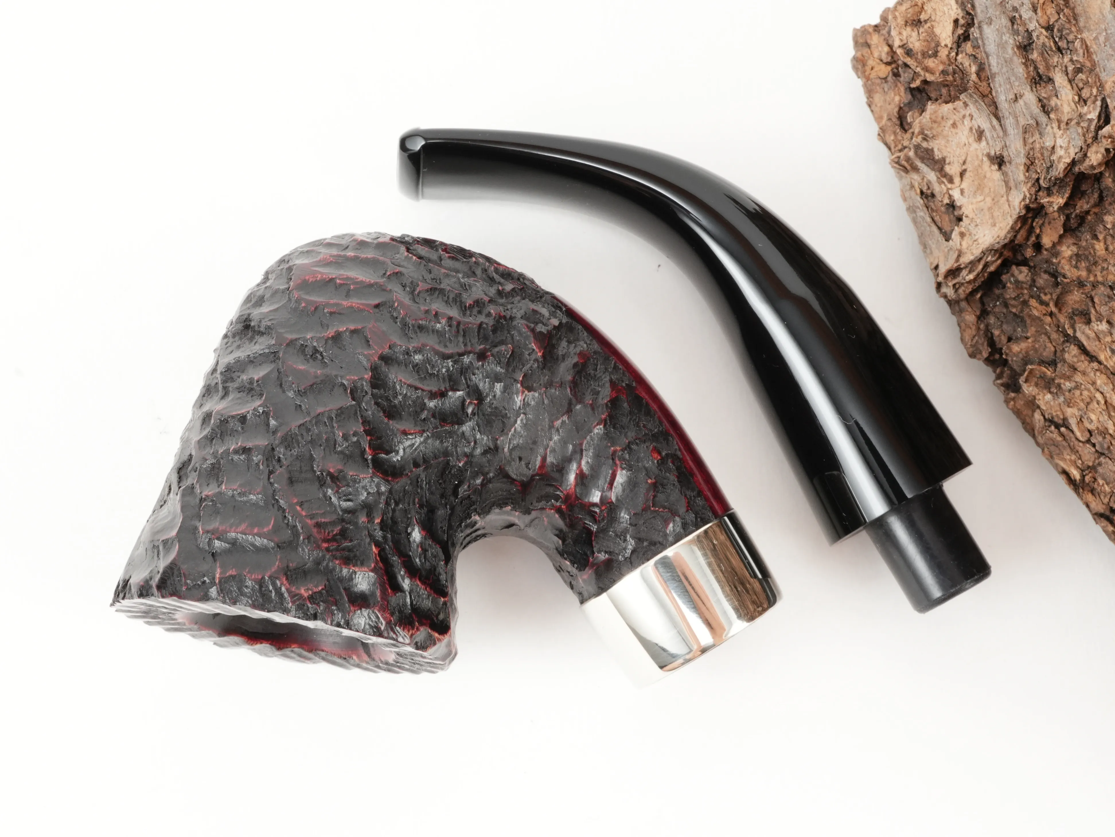 Draufsicht auf die zerlegte Peterson Donegal Rocky 05 mit getrenntem rustiziertem Pfeifenkopf und Acrylmundstück