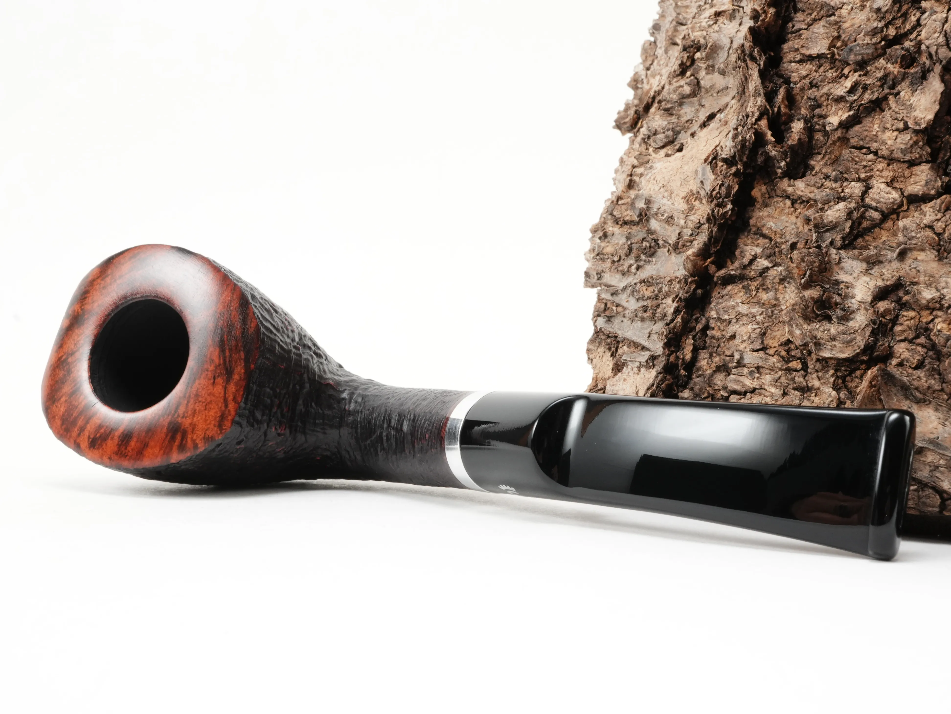 Stanwell København 409 Half-Bent Freestyle Pfeife liegend von schräg hinten mit Blick auf den Aluminiumring am Holm